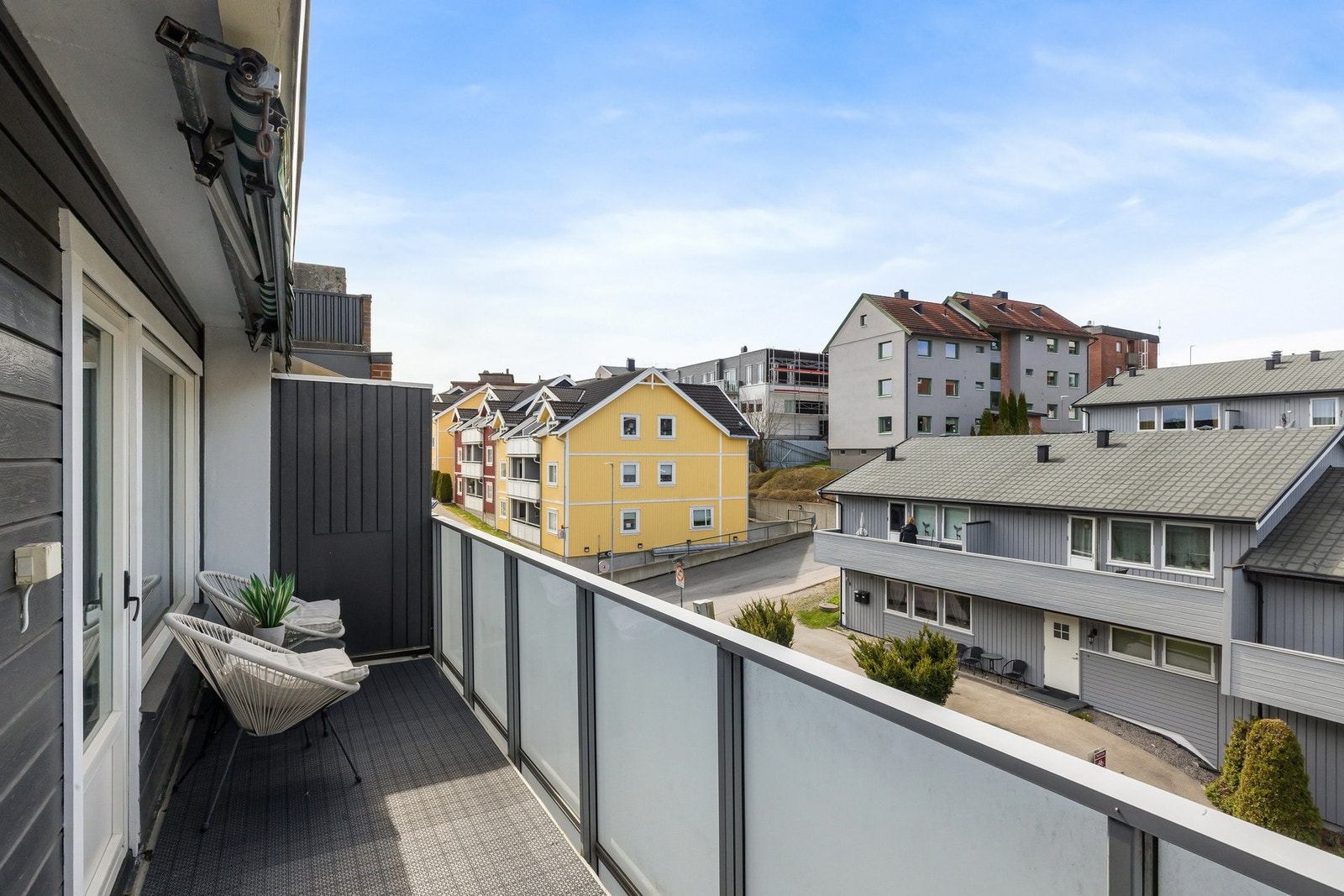 Leiligheten har 2 balkonger. Denne har utgang fra stue/kjøkken, og har markise og plass til et hyggelig cafésett. Galleribilde