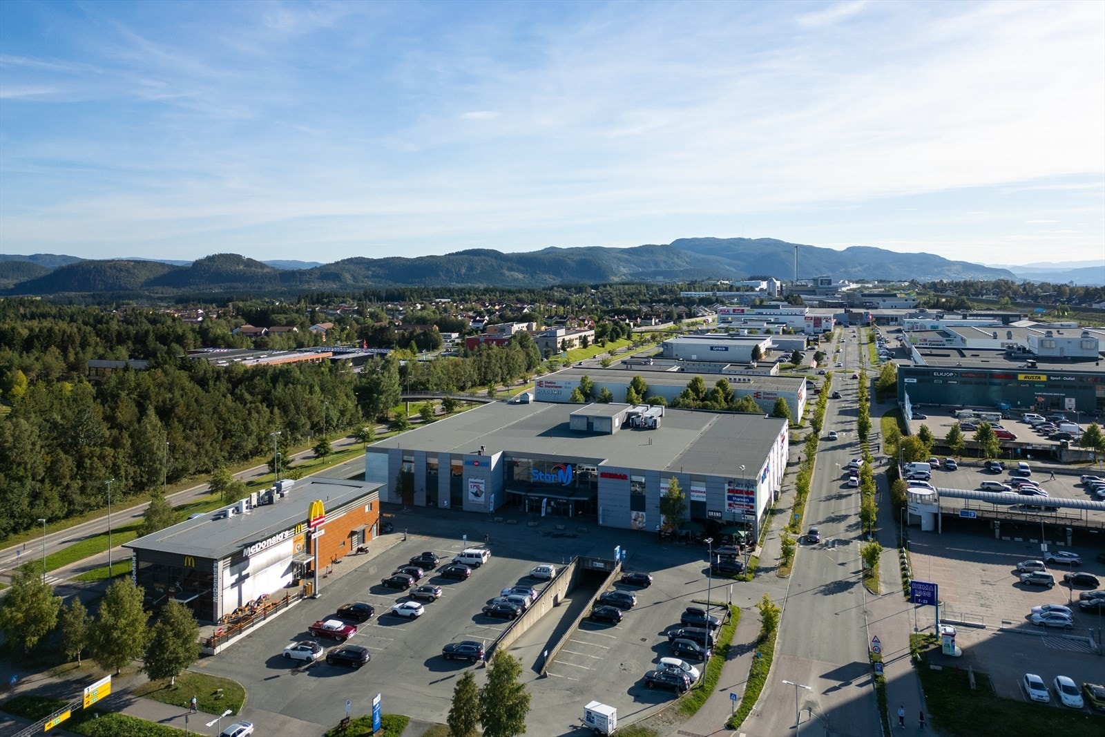 I nærområdet finner du flere store kjøpesentre, blant annet StorM og Tillertorget, som også tilbyr et bredt utvalg av butikker, servering og servicetilbud. Galleribilde