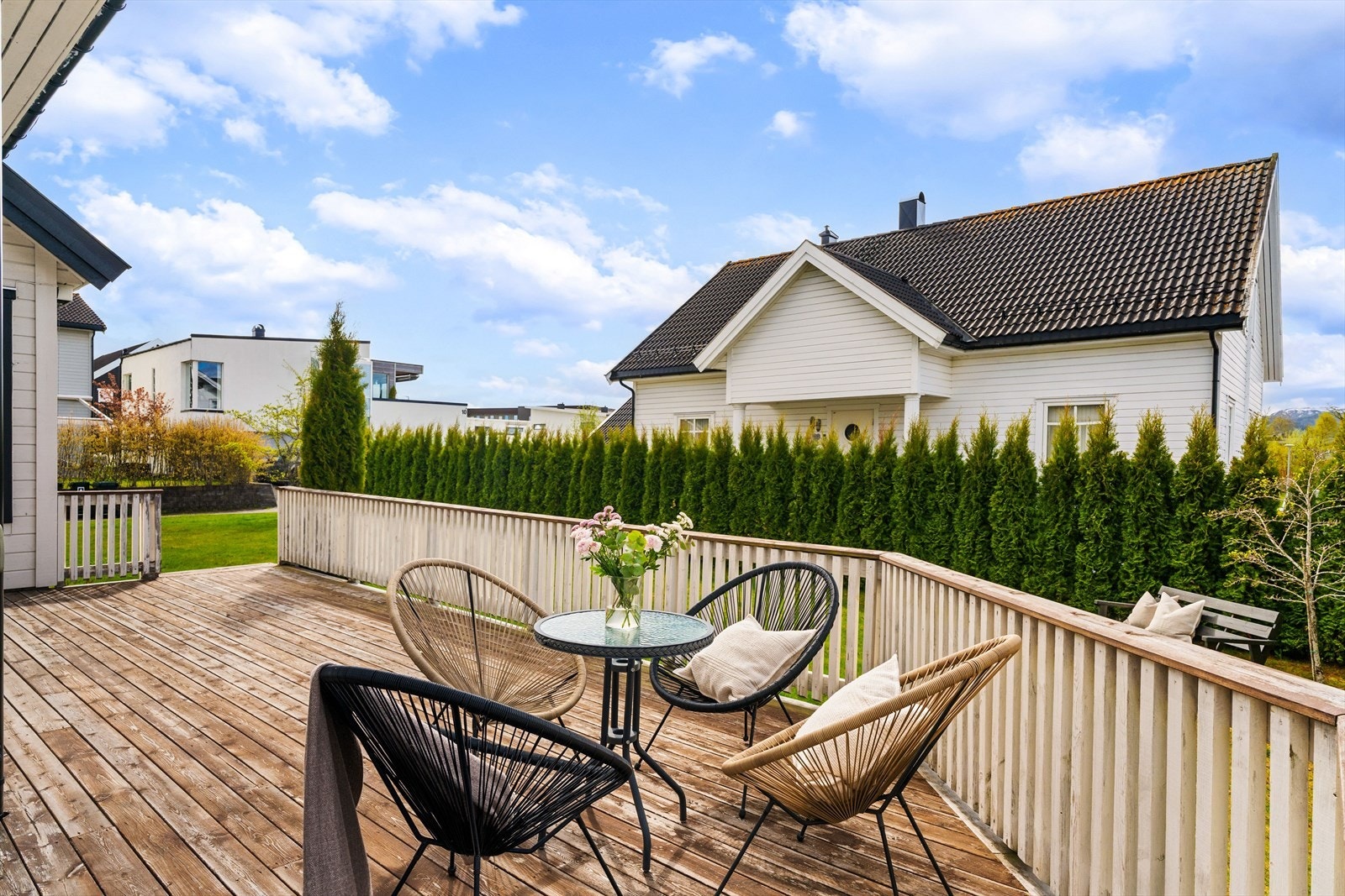 Terrassen strekker seg over hele 96,5 kvm og gir fantastiske muligheter for å skape et innbydende uteområde med flere møbleringssoner. Galleribilde