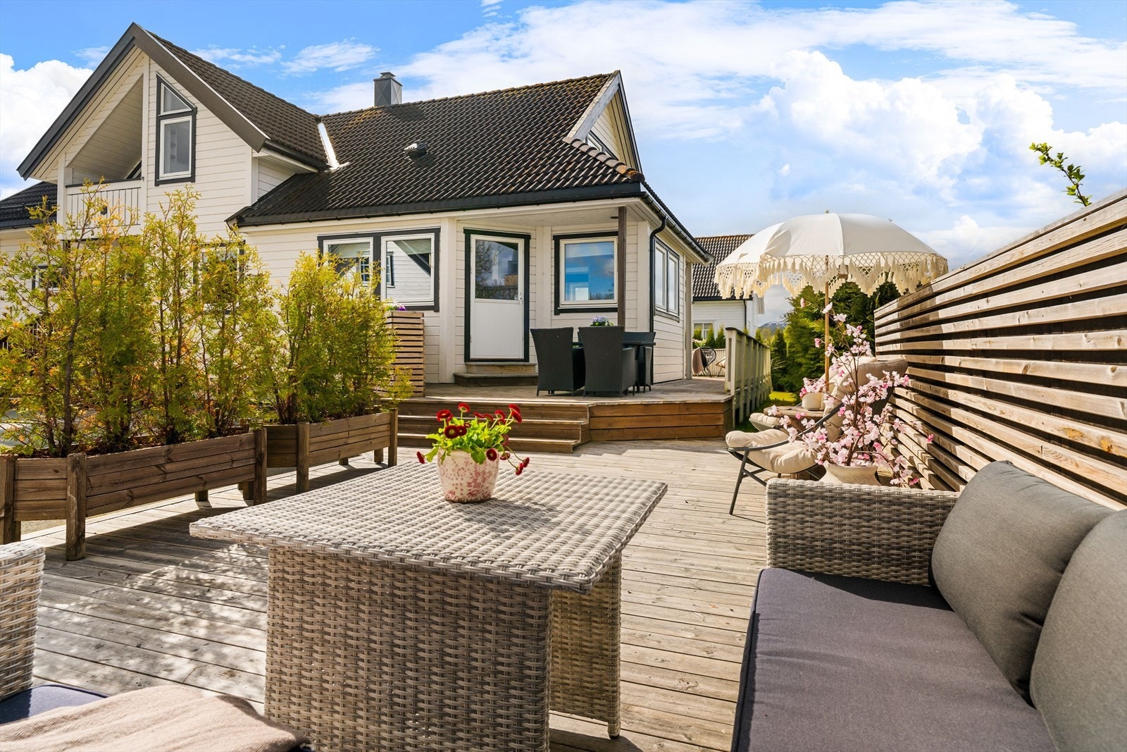 Et perfekt utested for morgenkaffen, grillfester og lange sommerkvelder med familie og venner. Galleribilde