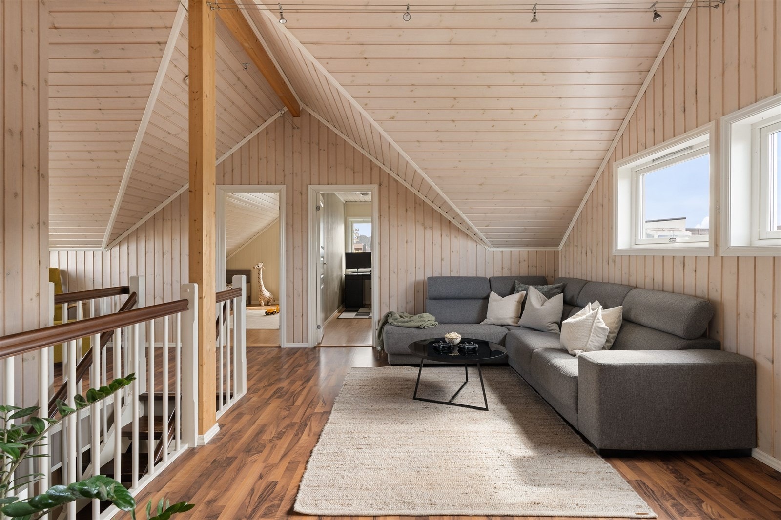 Stor og flott loftstue på 25,5 kvm med fleksible møbleringsmuligheter. Galleribilde