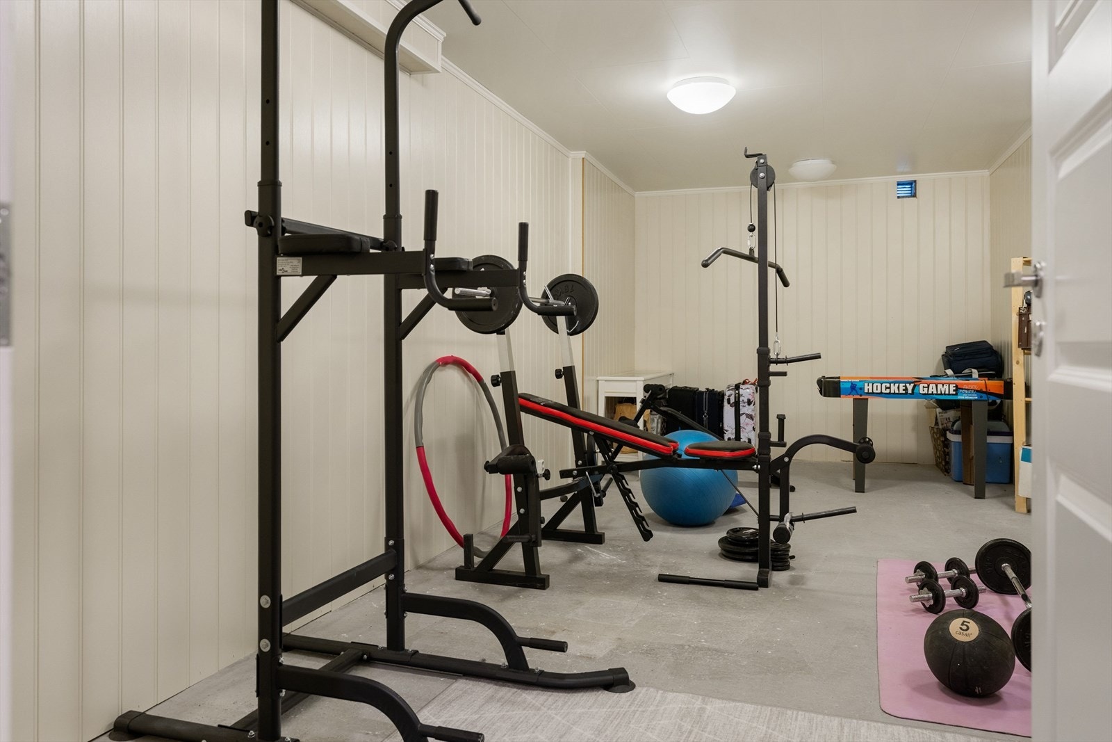 Romslig treningsrom på 24,5 kvm, ideelt for den treningsglade som ønsker å holde seg i form året rundt. Galleribilde