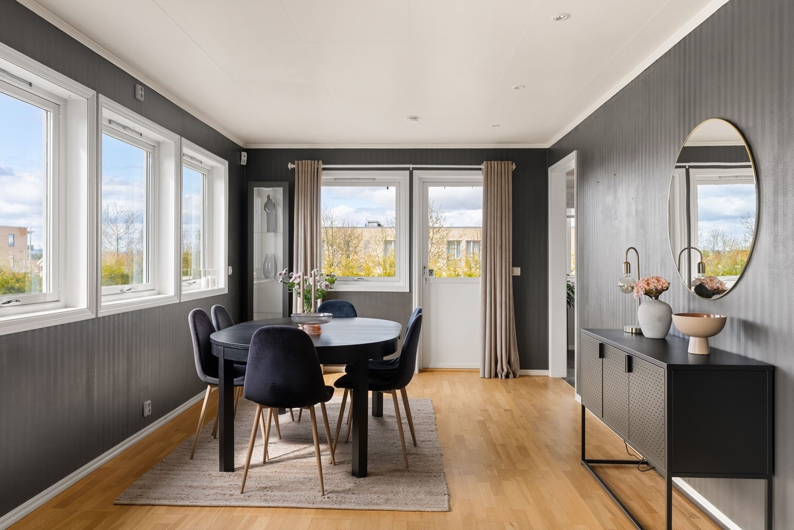 Stilfull spisestue, ideell for sosiale sammenkomster og familietid. Fra spisestuen er det direkte adkomst til boligens imponerende terrasse. Galleribilde