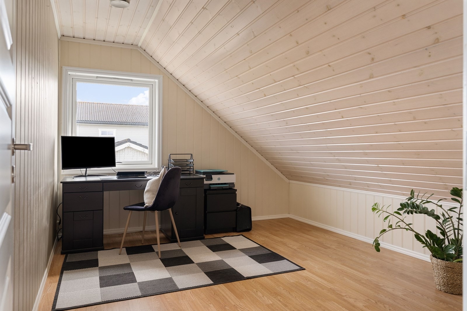 Flott og fleksibelt soverom som fungerer like godt som soverom som hjemmekontor, med gode møbleringsmuligheter. Galleribilde