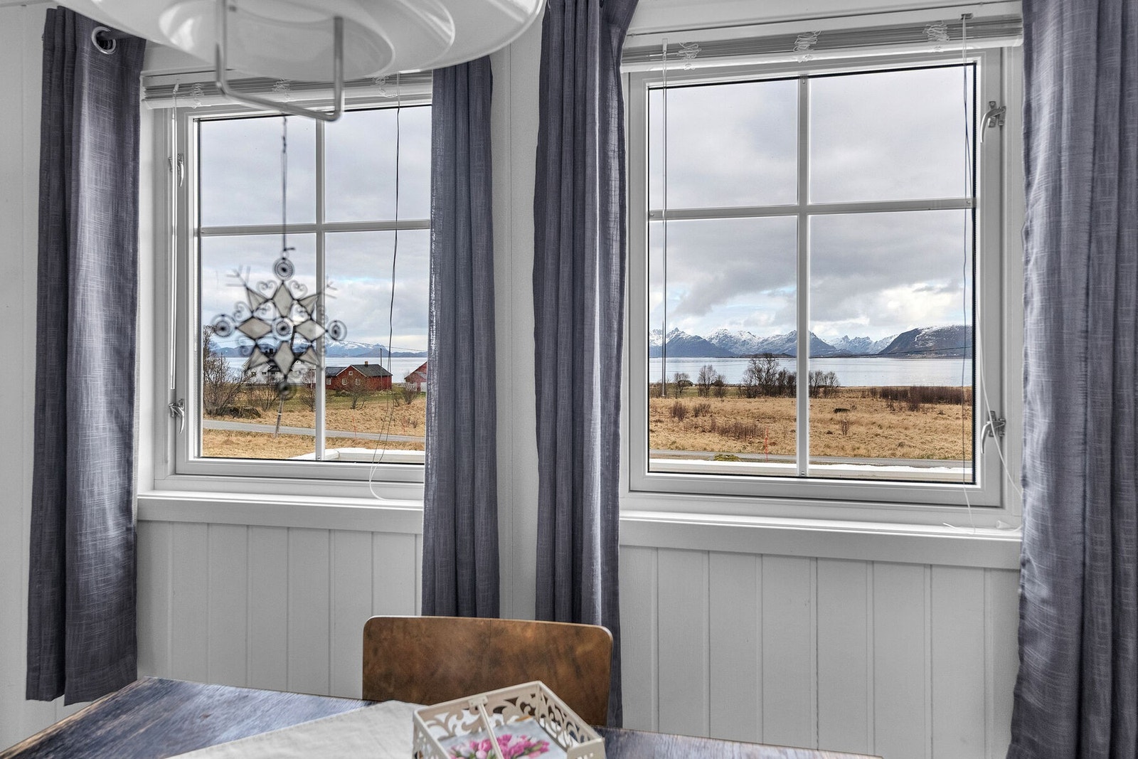 Vinduene i stuen rammer inn det skiftende kystlandskapet. Galleribilde