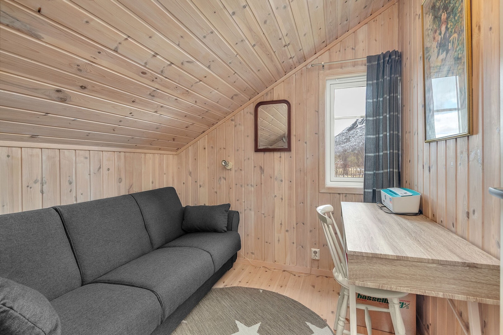 Soverom 1 | Loftsetasjen inneholder fire soverom, alle med plass til seng og oppbevaring. Galleribilde