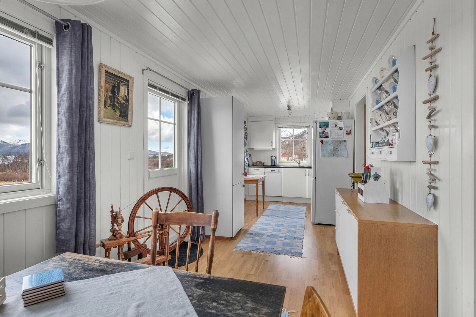 Fra spisestuedelen er det en åpen og oversiktlig passasje mot kjøkkenet. Galleribilde