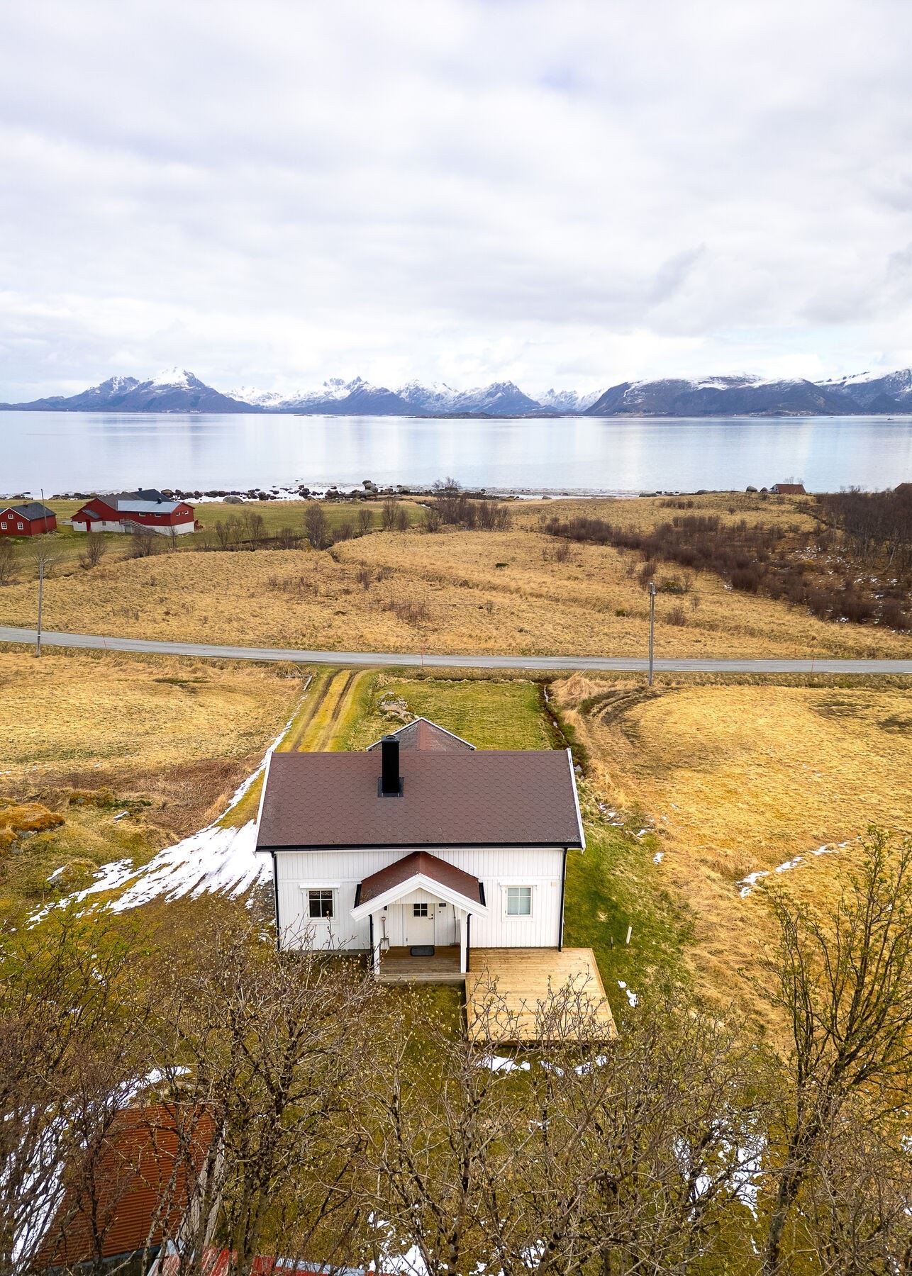 Eiendommen sett fra luften, som viser den unike plasseringen i naturen. Galleribilde
