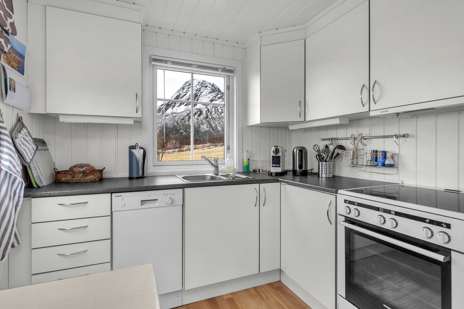 Kjøkkeninnredningen er utstyrt med opplegg for frittstående hvitevarer. Galleribilde
