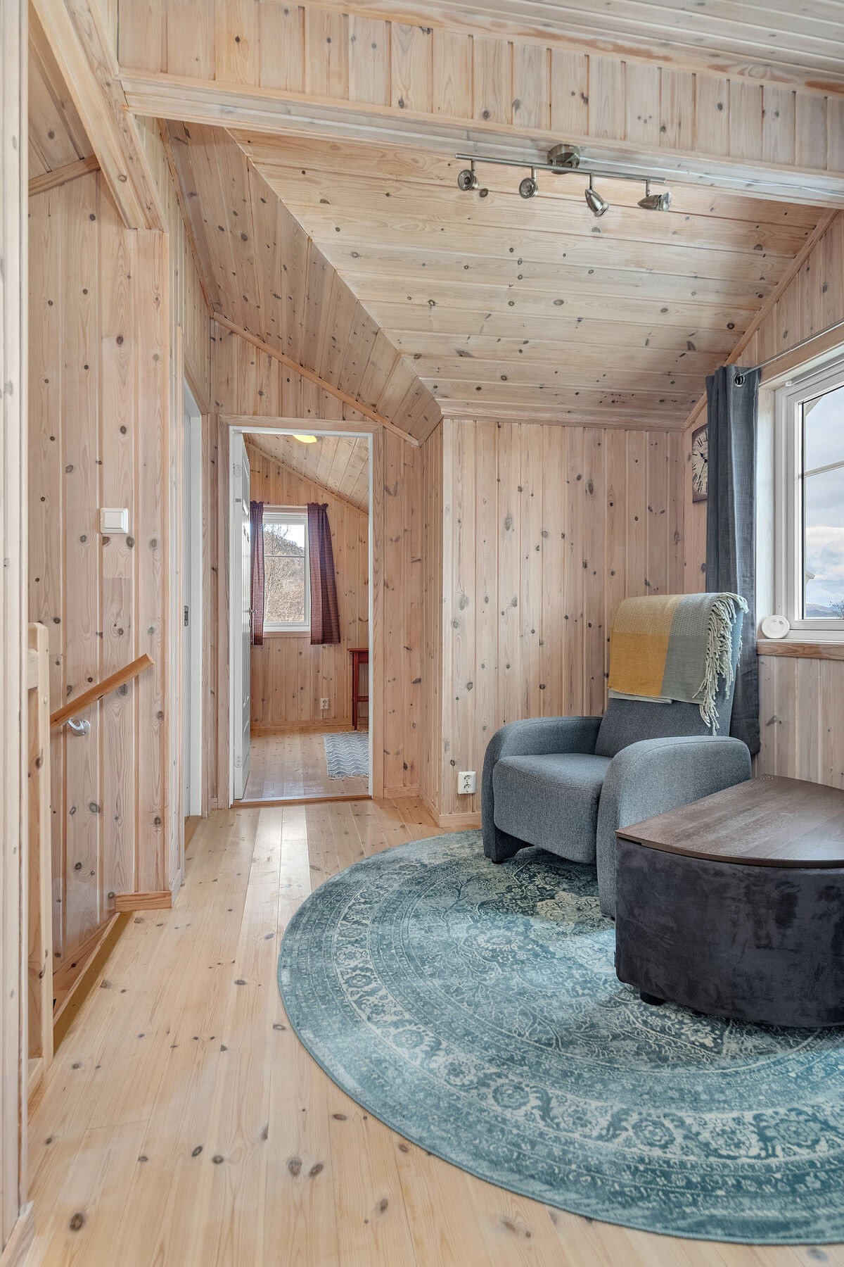Loftstuen gir en ekstra, fleksibel sone for opphold og lek. Galleribilde