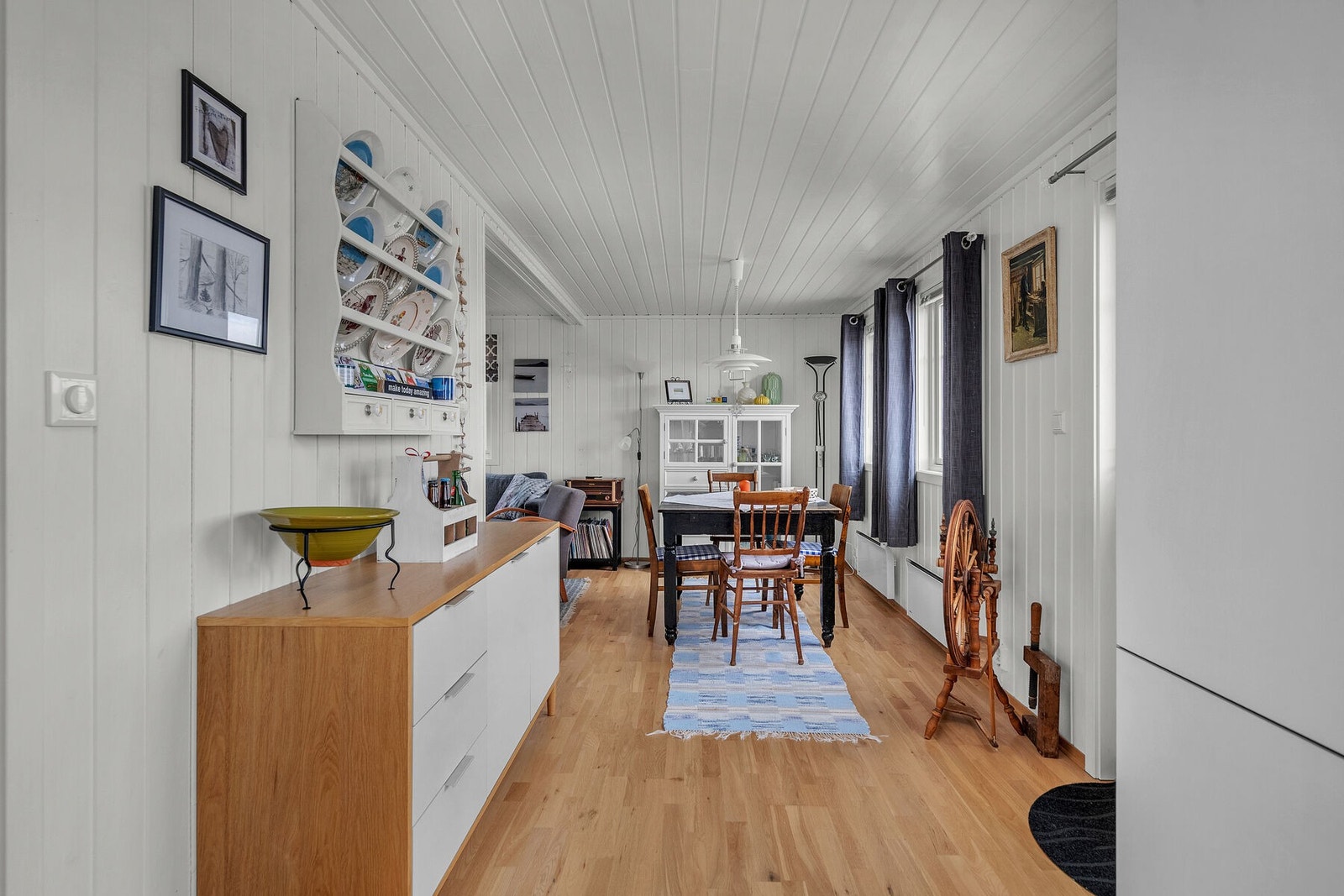 Stuen i første etasje har god plass til både sofagruppe og spisebord. Herfra er det direkte utgang til terrassen. Galleribilde
