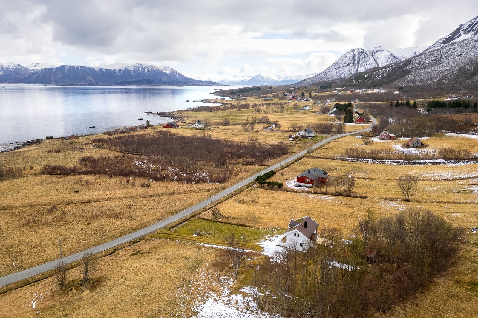 Beliggenheten gir et godt utgangspunkt for turer både langs kysten og i fjellet. Galleribilde