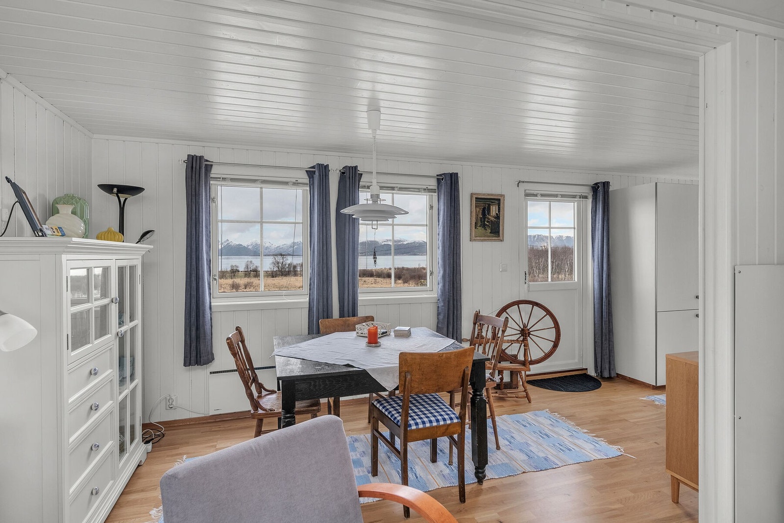 Fra stuen er det direkte utgang til terrassen og utsikt mot sjøen. Galleribilde
