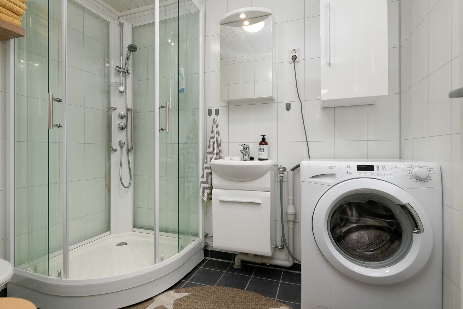 Det er også opplegg for vaskemaskin på badet. Galleribilde