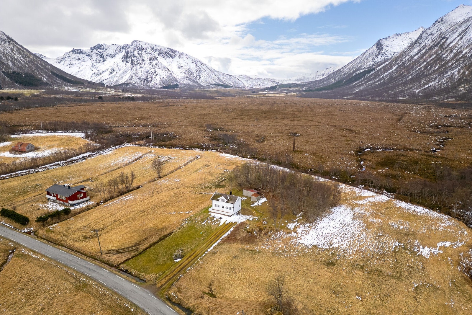 Eiendommen ligger skjermet til, med skog og fjell som en naturlig ramme. Galleribilde