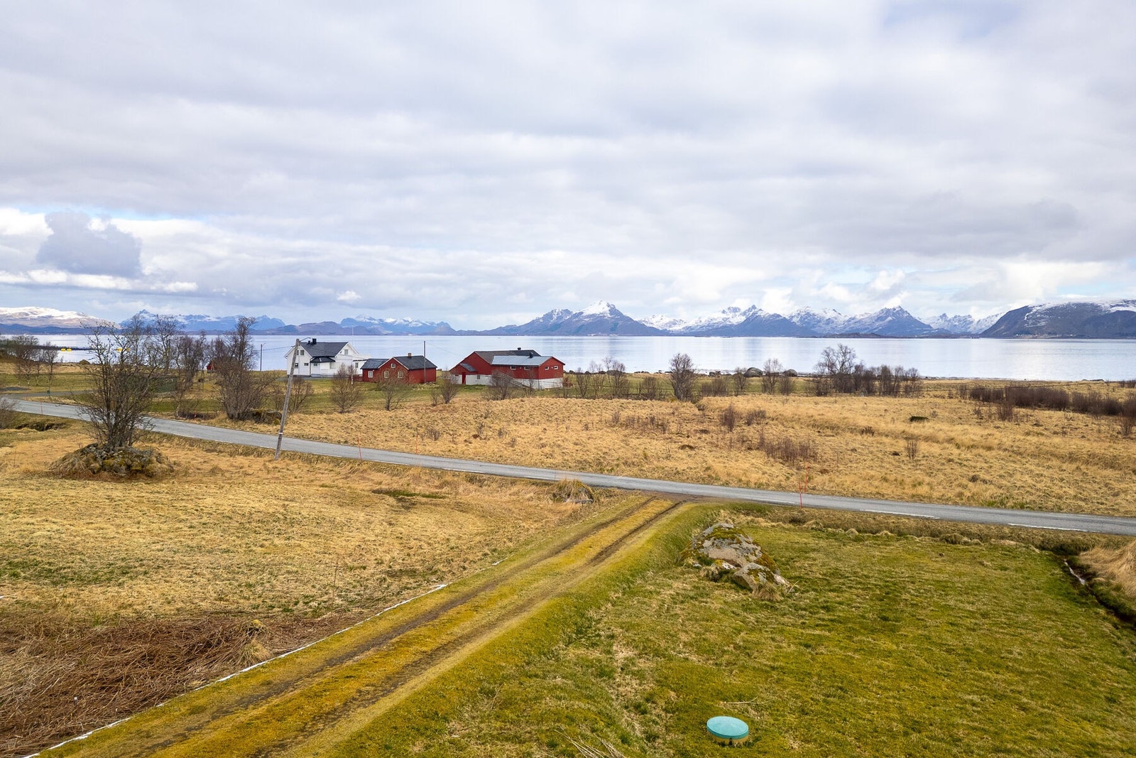Utsikt over nærområdet og fjorden fra eiendommen. Galleribilde