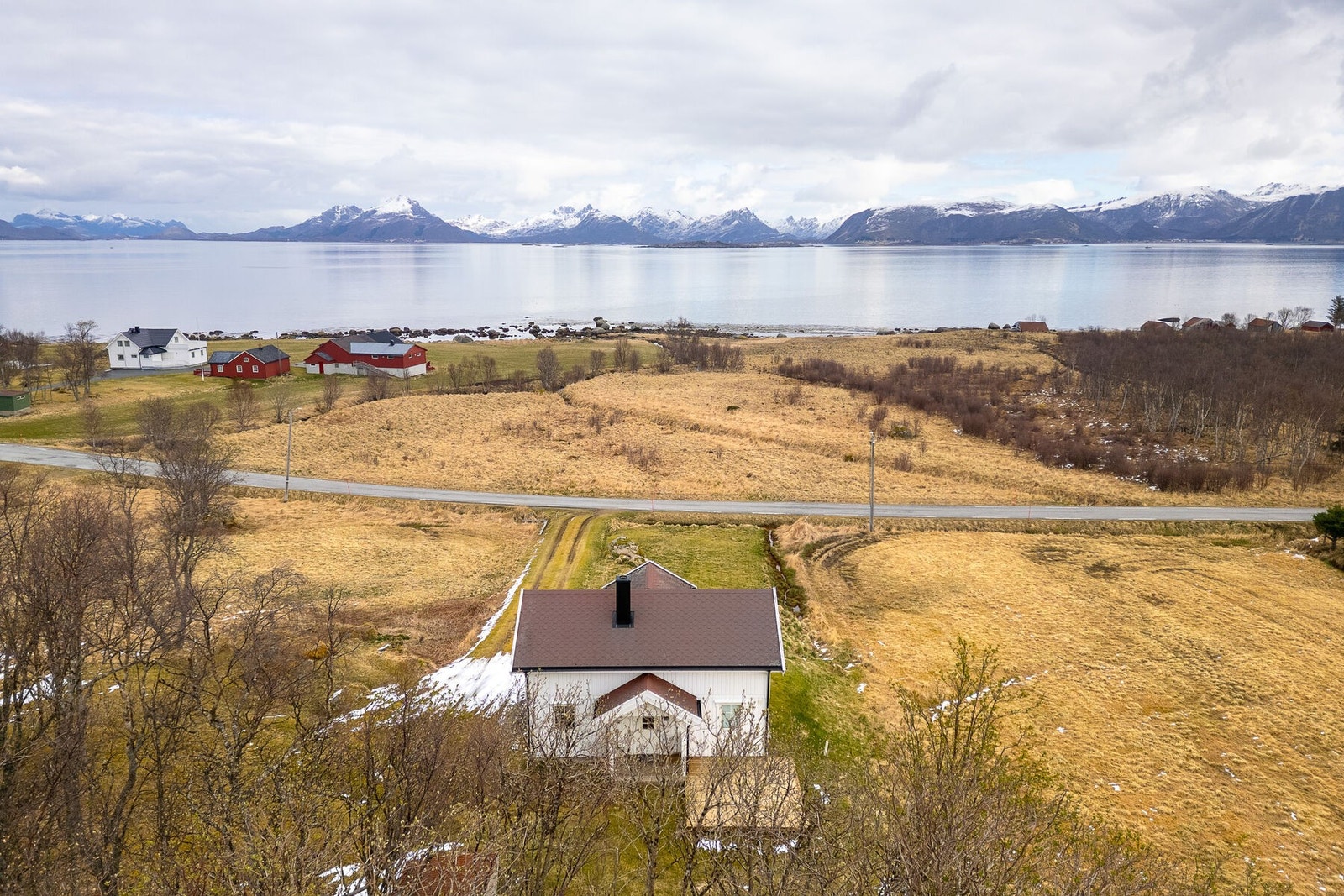 Eiendommen har en usjenert og utsøkt beliggenhet, med åpen utsikt mot fjorden og de omkringliggende fjellene. Galleribilde