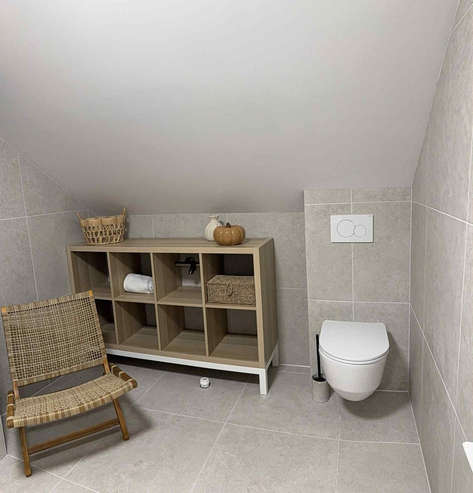 Rommet er romslig og har innredning med nedfelt servant, veggmontert wc og dusjvegger/hjørne! Galleribilde