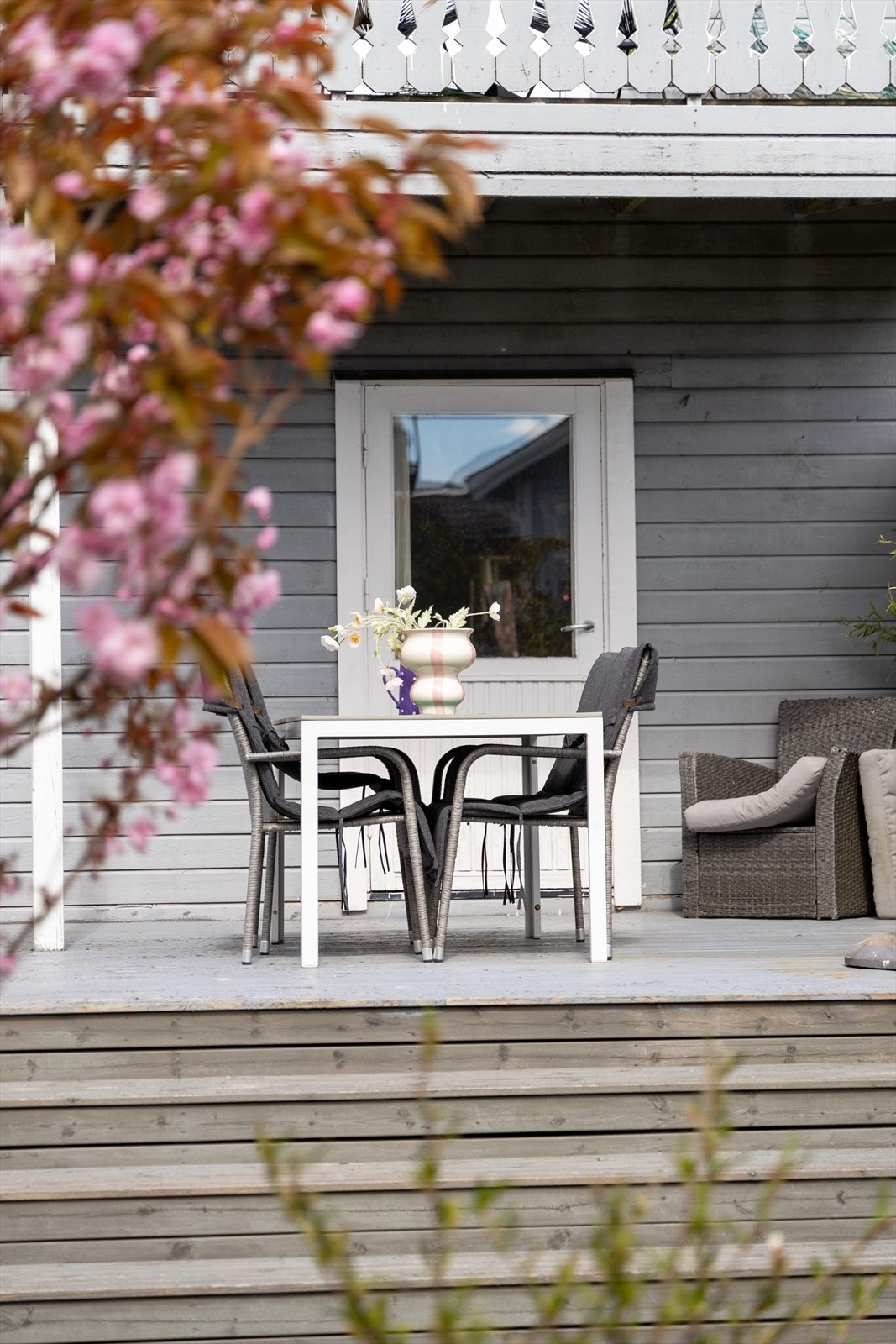 Her kan man nyte solen gjennom store deler av dagen i rolige og private omgivelser, med god plass til utemøbler, grill og sosiale stunder. Galleribilde