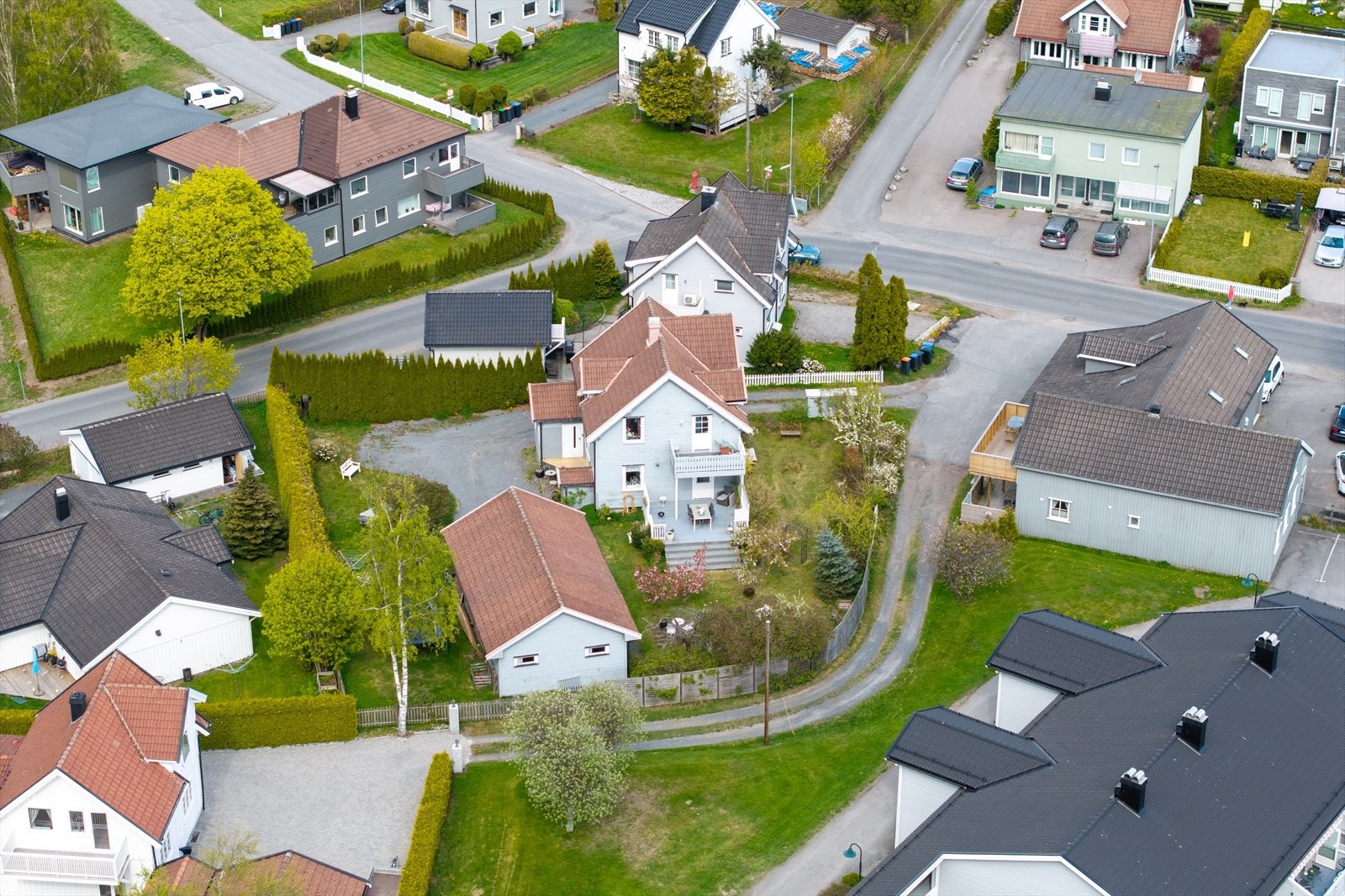 Klavenesveien 12 byr på en sjelden kombinasjon av ro, trygghet og tilgjengelighet - midt i et av Haukerøds mest ettertraktede og veletablerte boligområder. Galleribilde