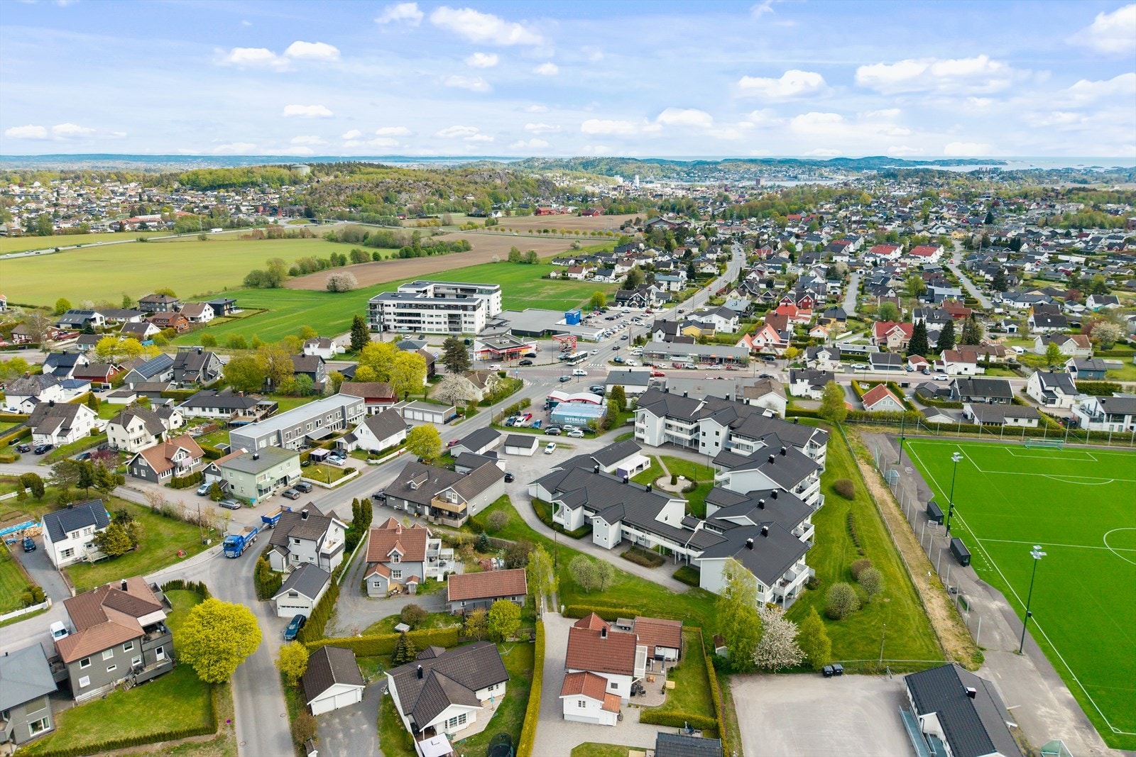 Med ca. 2 km til Sandefjord sentrum har du rask tilgang til et bredt utvalg av butikker, restauranter, kulturtilbud og servicetjenester. Her bor du med andre ord sentralt - uten å gi avkall på ro og trygghet. Galleribilde
