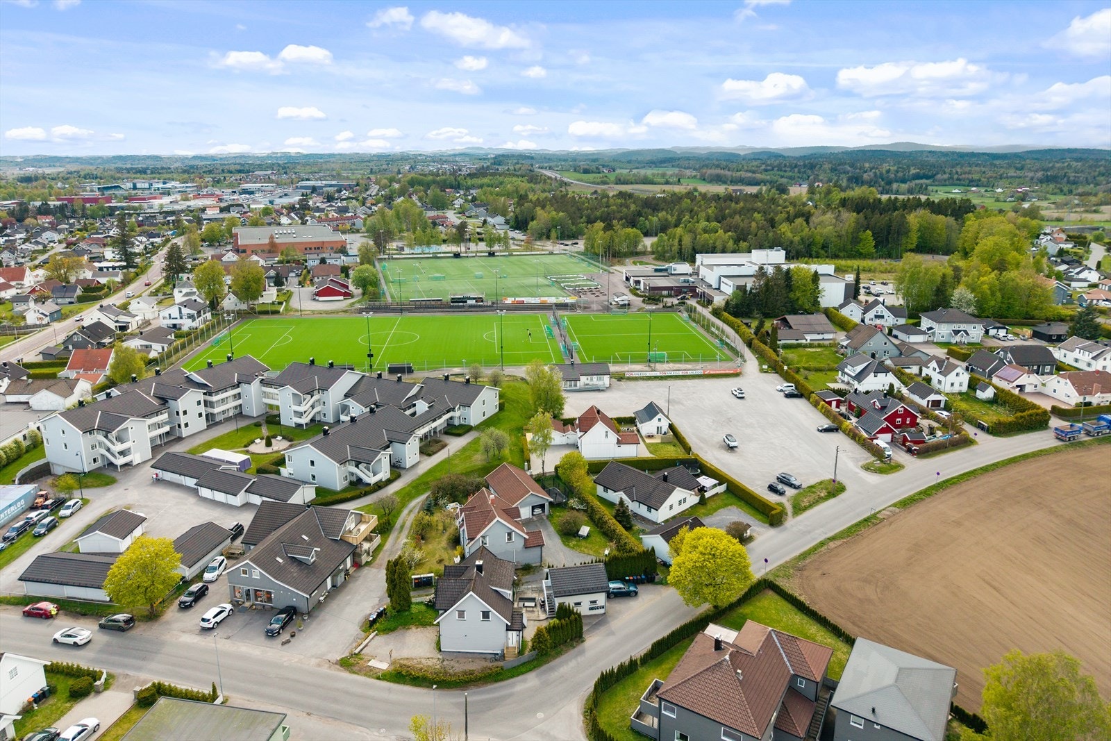Dagligvarebutikk, idrettsanlegg og Runarhallen ligger kun en kort spasertur unna. Det betyr at både handling, trening og fritidsaktiviteter kan gjennomføres enkelt - helt uten behov for bil. Galleribilde