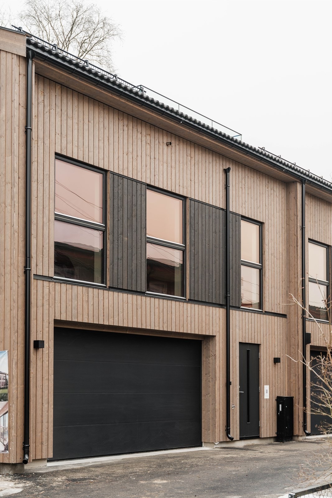 Granliveien 21M ligger i et rolig og barnevennlig boligområde på Høybråten i Oslo. Området består hovedsakelig av villa- og småhusbebyggelse, og oppleves som et trygt og etablert nabolag. (Bilde er av fronten til 21L) Galleribilde