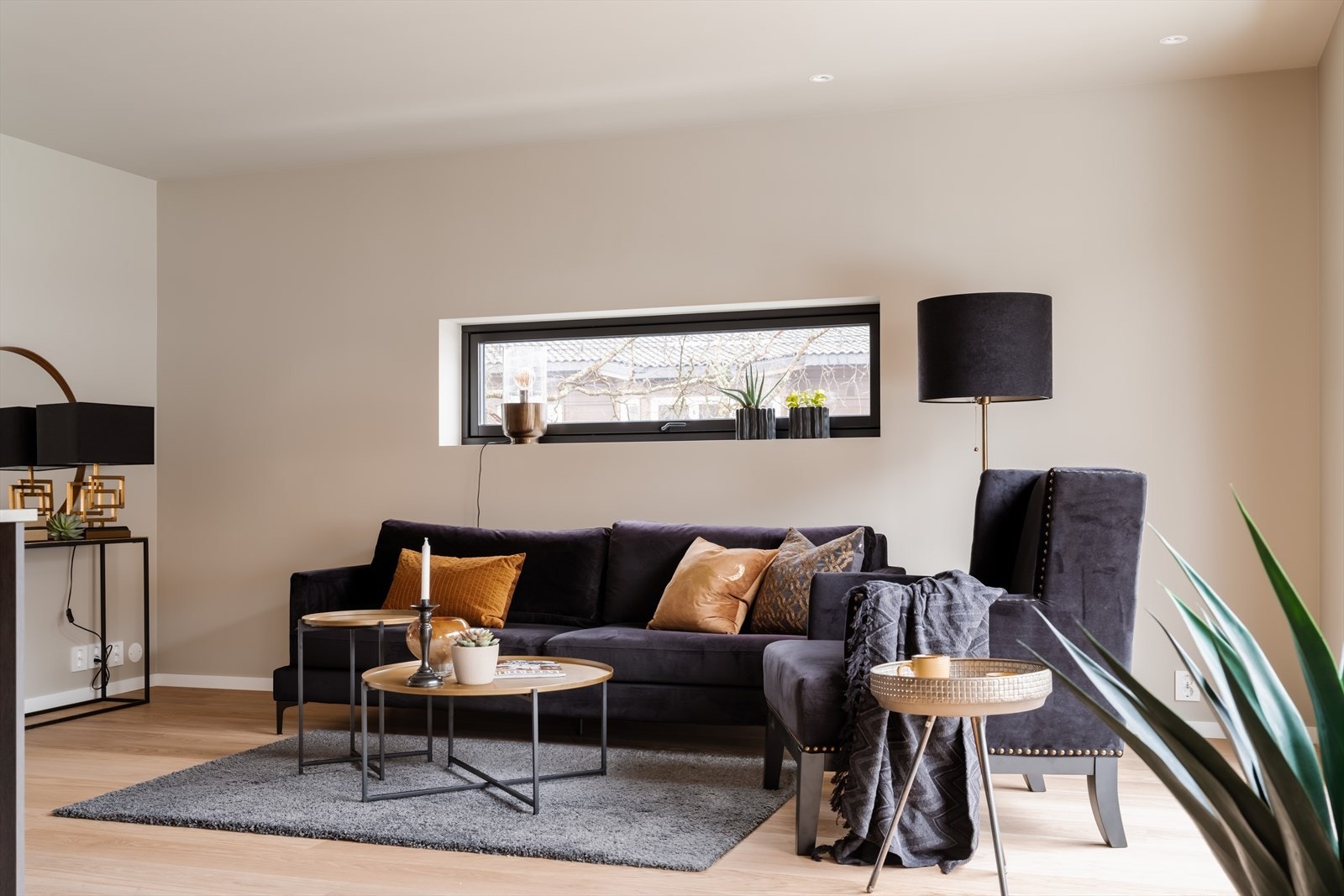 I åpen løsning til kjøkkenet finner du stuen. (Vindu er ikke eksiterende i selgende enhet). Galleribilde
