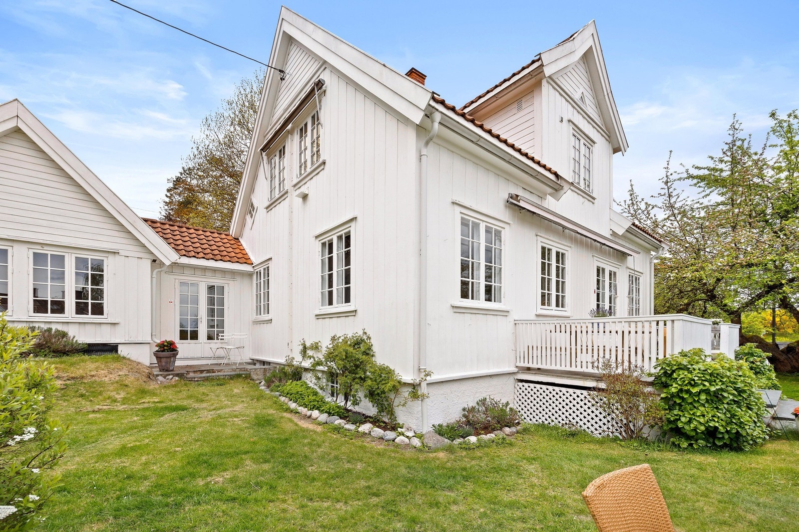 Huset er oppført i 1928 i en klassisk stil Galleribilde