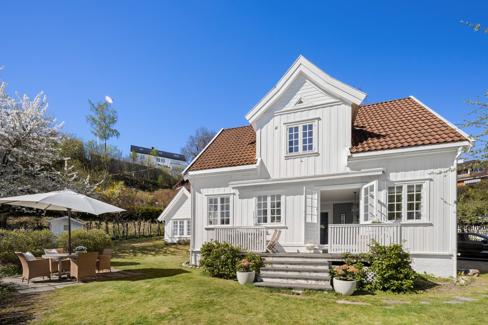 Eiendommen har flere solrike uteplasser Galleribilde