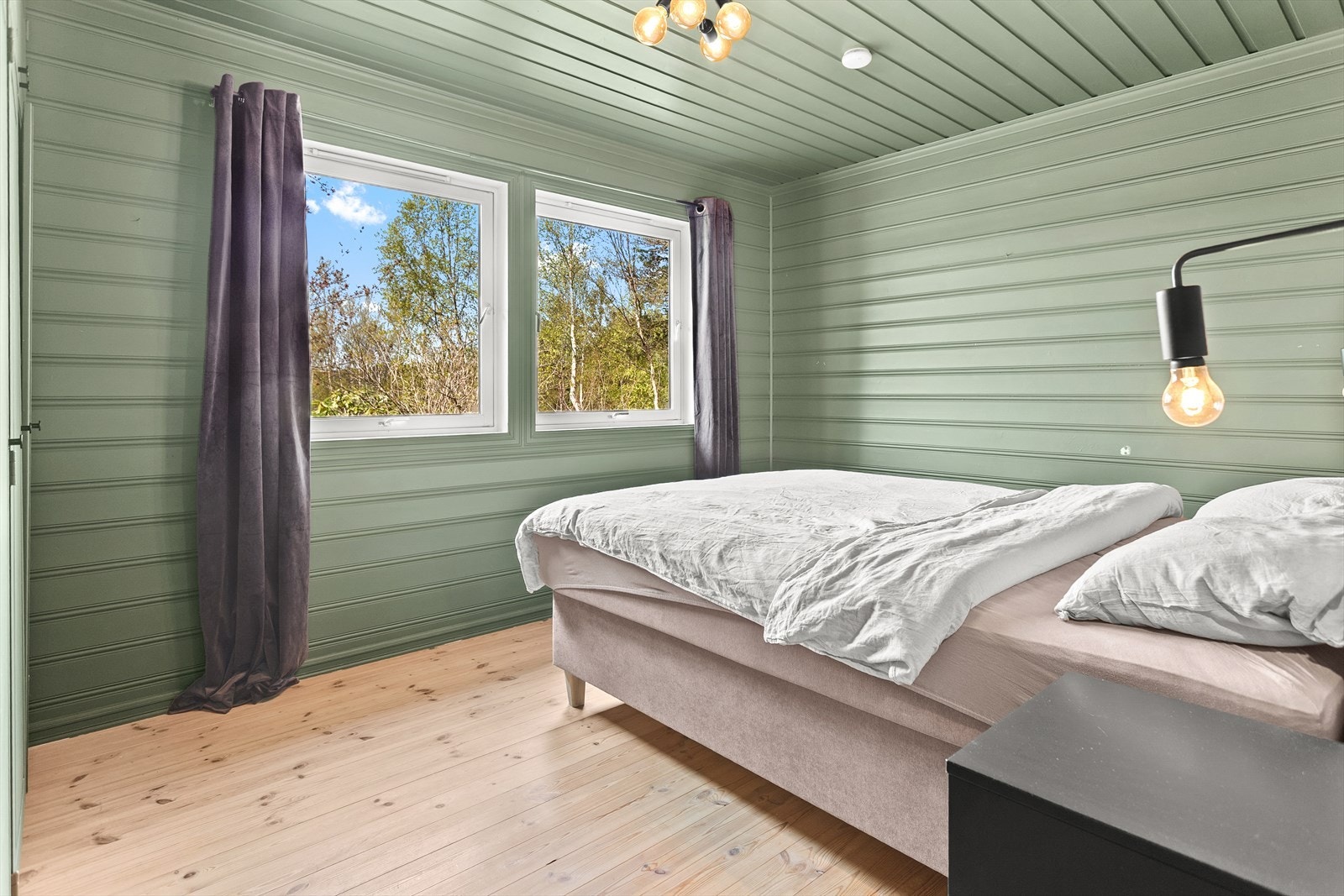 Soverom 1 av 2 i 1. etg, romslig og med innbygd garderobe Galleribilde