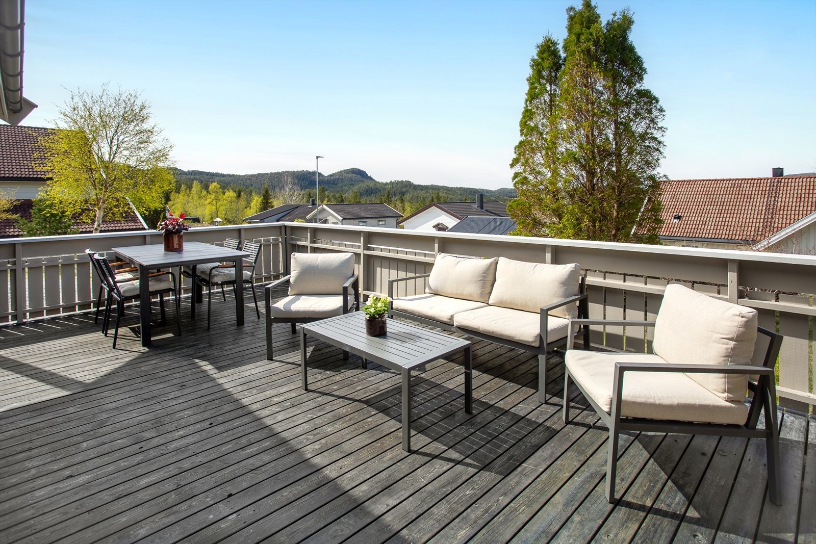 Romslig terrasse med gode solforhold fra tidlig til sent Galleribilde
