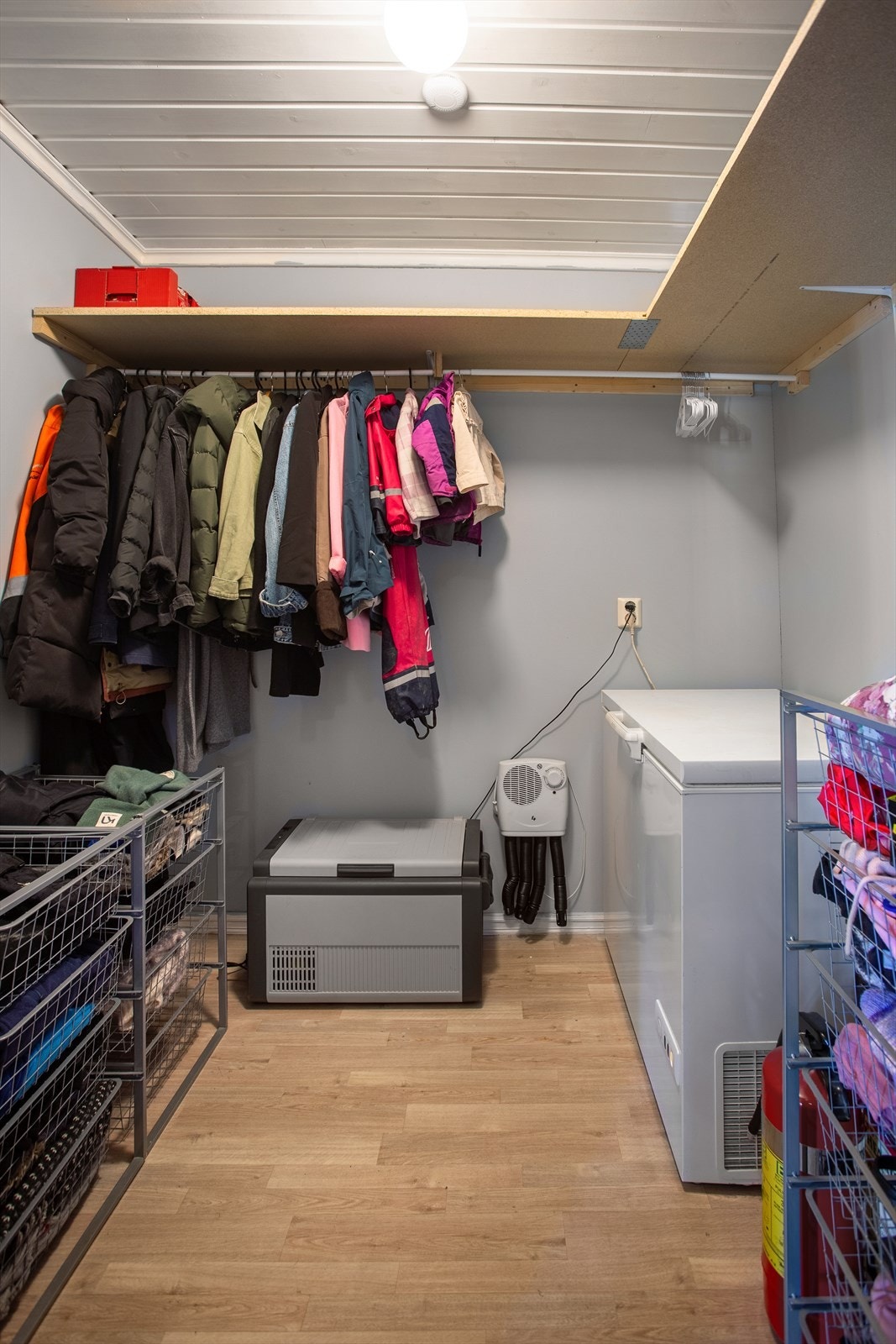 Garderoben er meget praktisk, og noe av det selger er godt fornøyd med i boligen Galleribilde