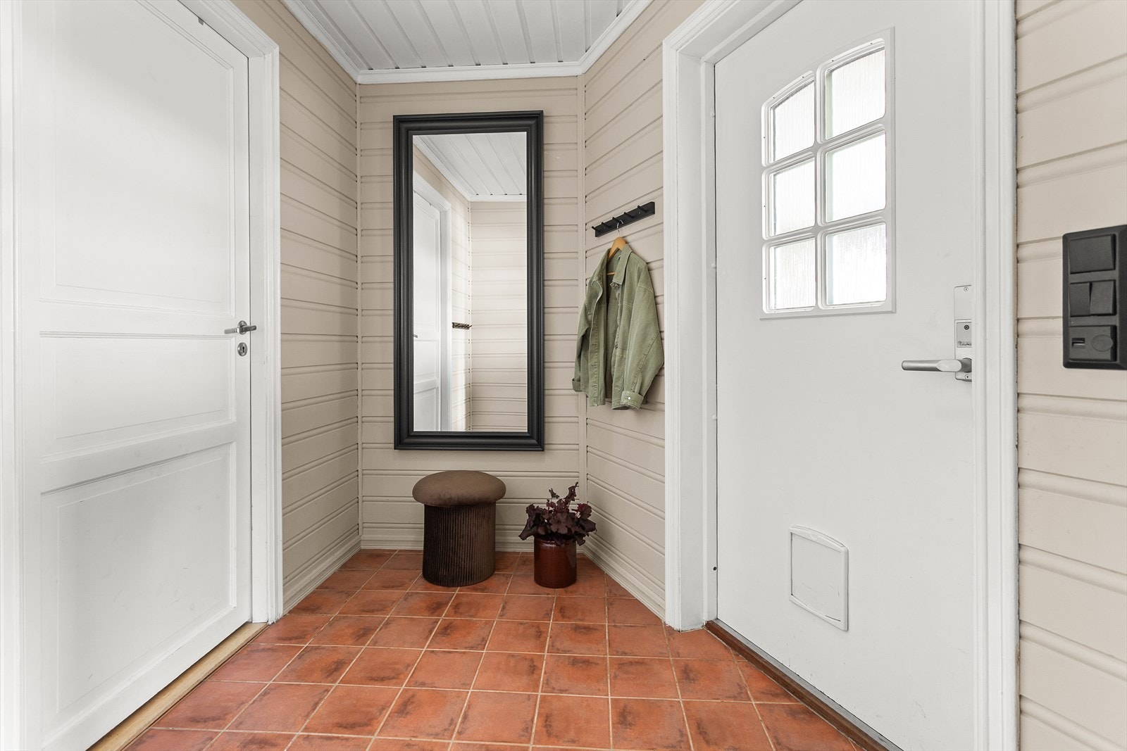 Velkommen inn i gangne, det er en godt utnyttet garderobe bak døra til venstra Galleribilde