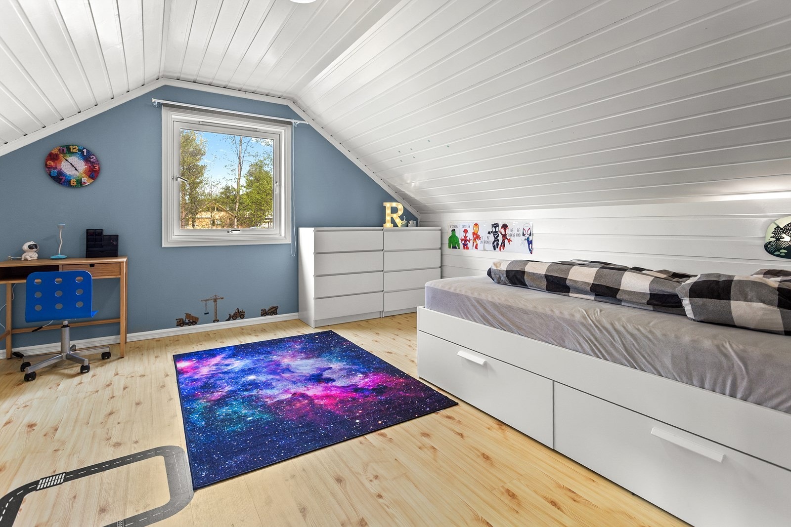 Rosmlig soverom på loftet Galleribilde