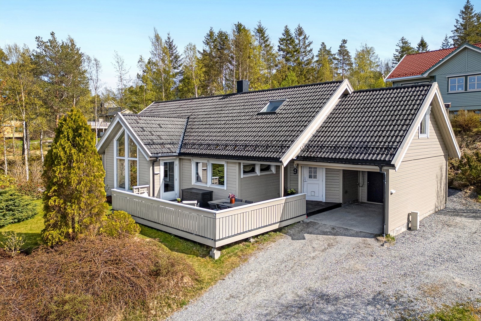 Eneboligen ligger i et meget familievennlig område, med friområde og populær akebakke ved siden av Galleribilde