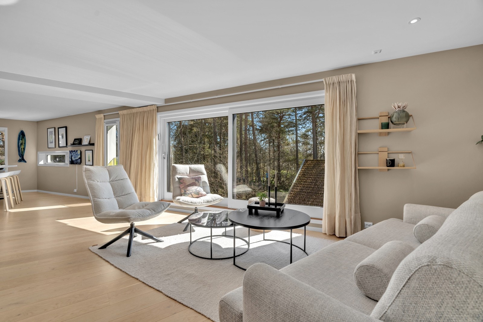 Stuen har store vindusflater med fransk balkong med skyvedør og flott utsyn til natur og omgivelsene. Galleribilde