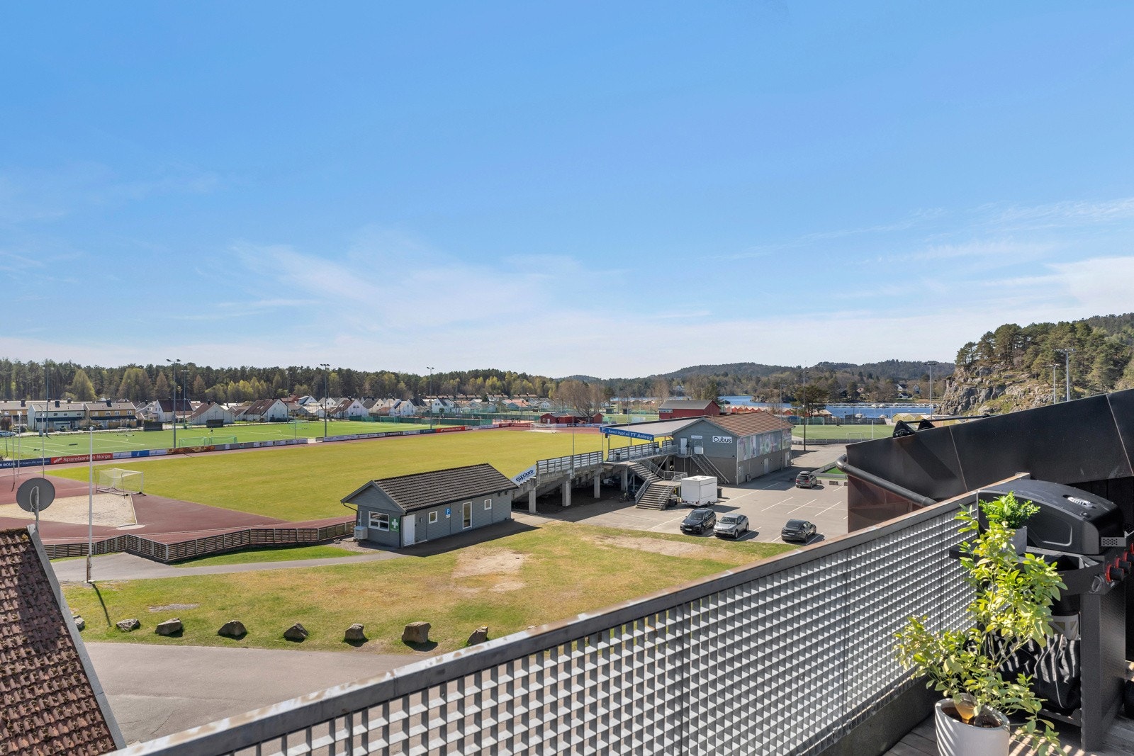Fra takterrassen har man fin utsikt mot Idrettsparken, Furulunden og Leirvika. Galleribilde