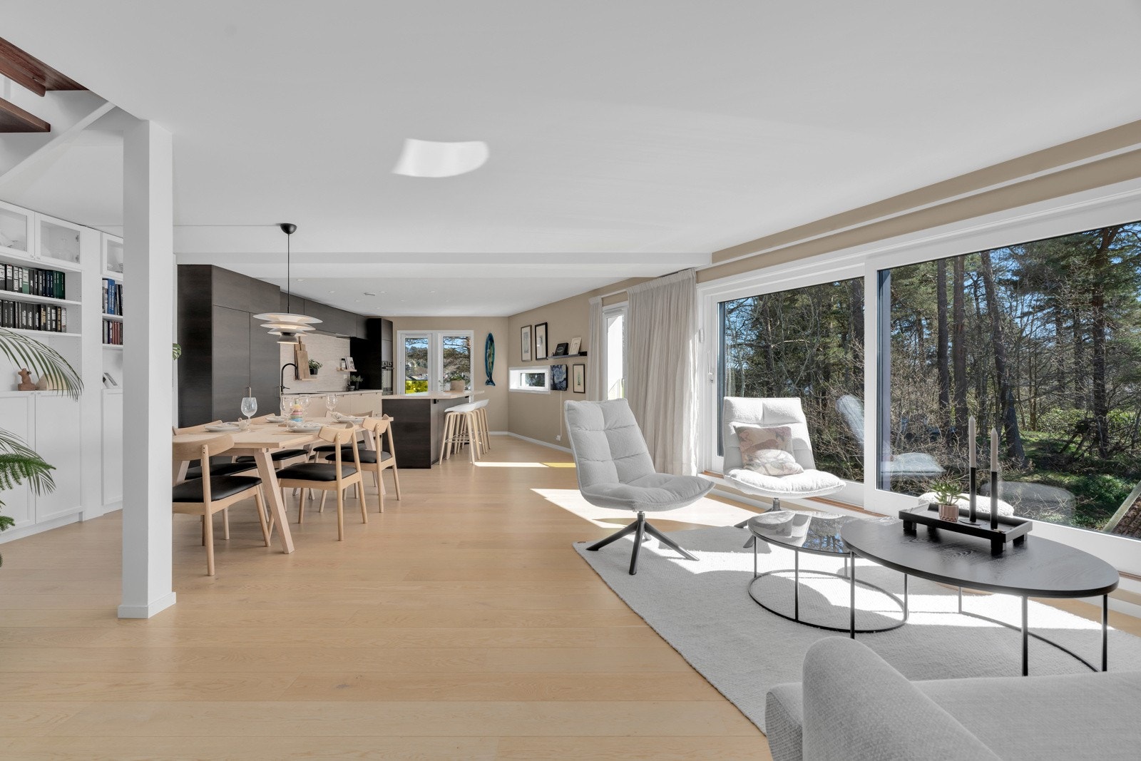 Leiligheten er lys og flott med stue med store glassflater og åpen kjøkkenløsning. Galleribilde