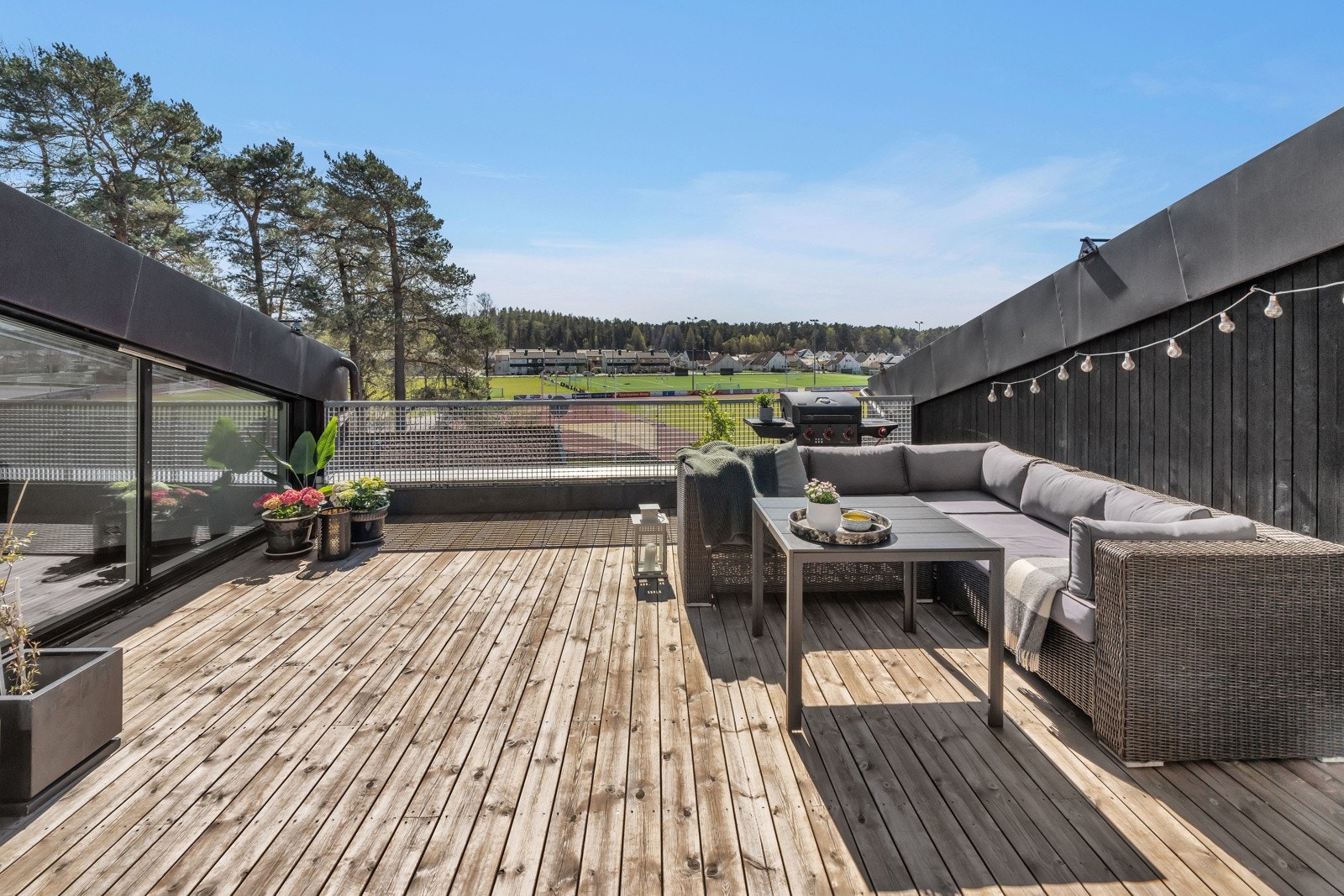 Takterrassen er stor og solrik med god plass til sittegruppe, solsenger, grill, blomsterkrukker m.m Galleribilde
