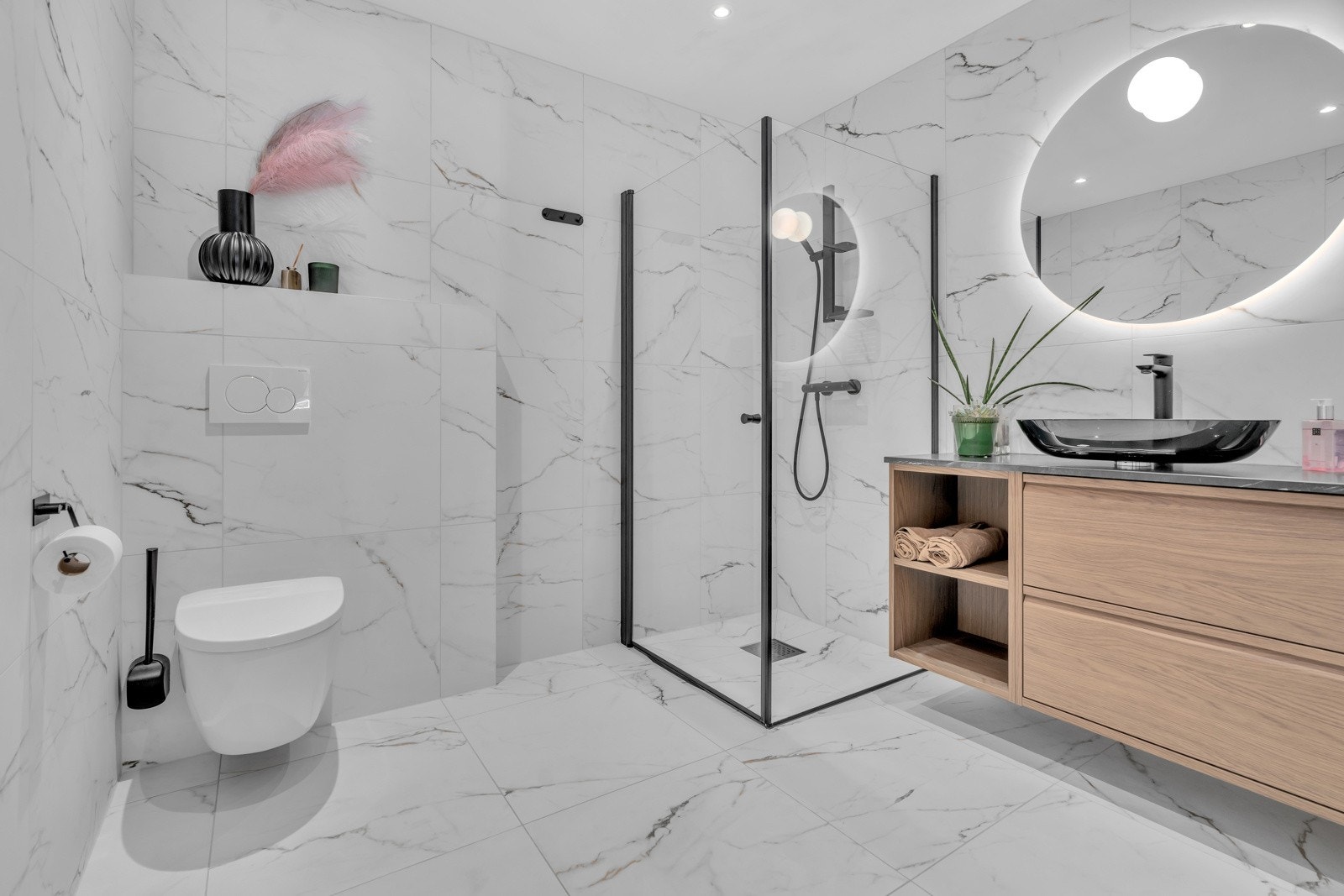 Begge badene i leiligheten ble pusset opp i 2024 med 60*60 fliser på gulv og vegger, og har flotte moderne innredninger med sorte detaljer. Galleribilde