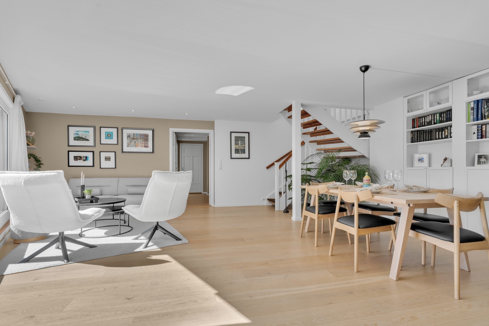 Fra gangen er det adkomst til romslig og innbydende stue. Galleribilde