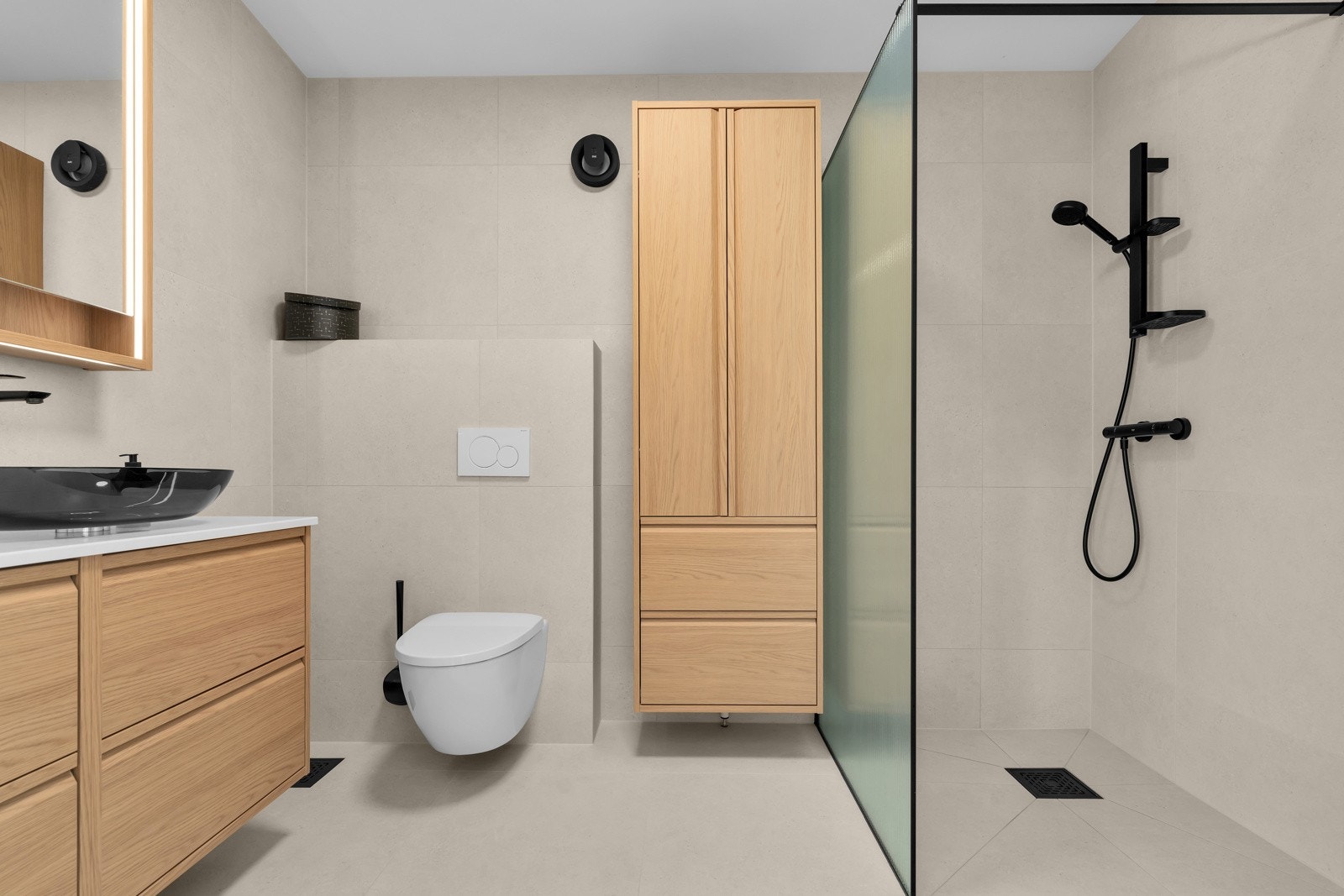 Badet har også vegghengt toalett og dusjnisje. Galleribilde