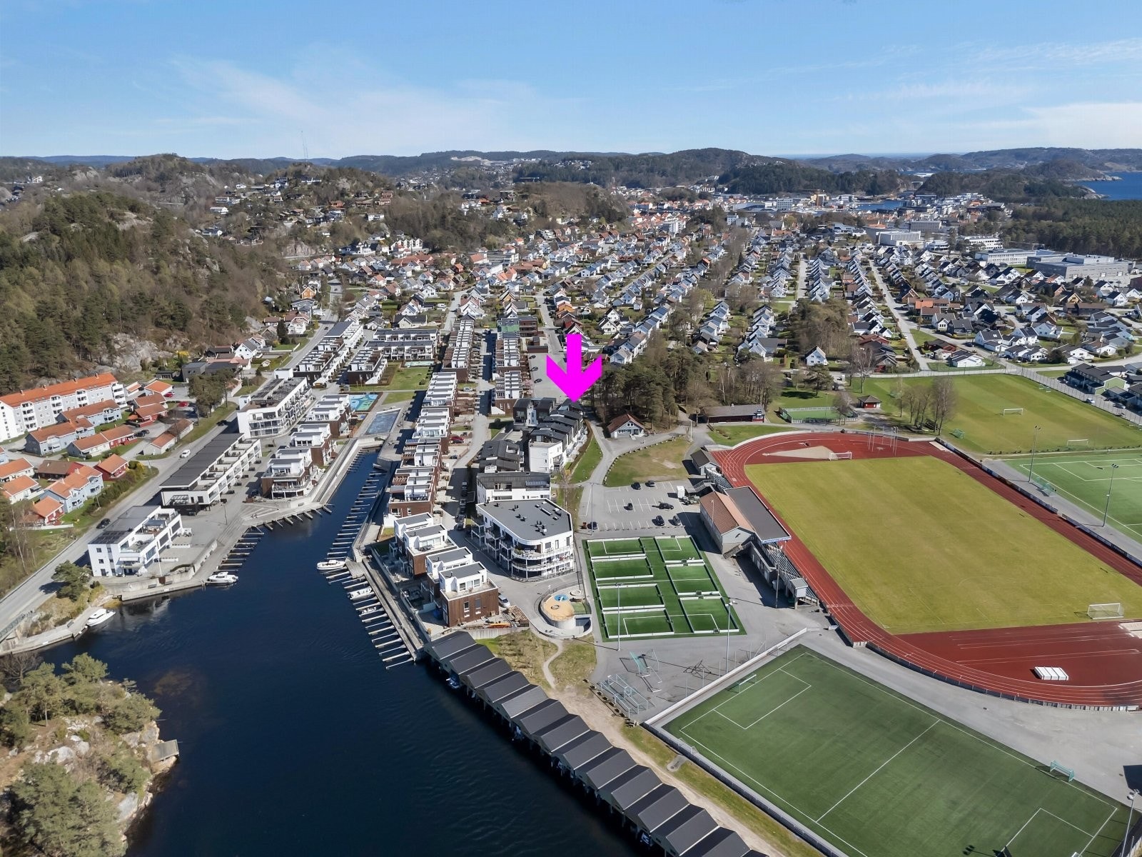 Leiligheten har en flott beliggenhet i et populært område på Vestnes i nærhet til sjø, idrettsanlegg, skoler, sentrum og flotte turområder. Galleribilde