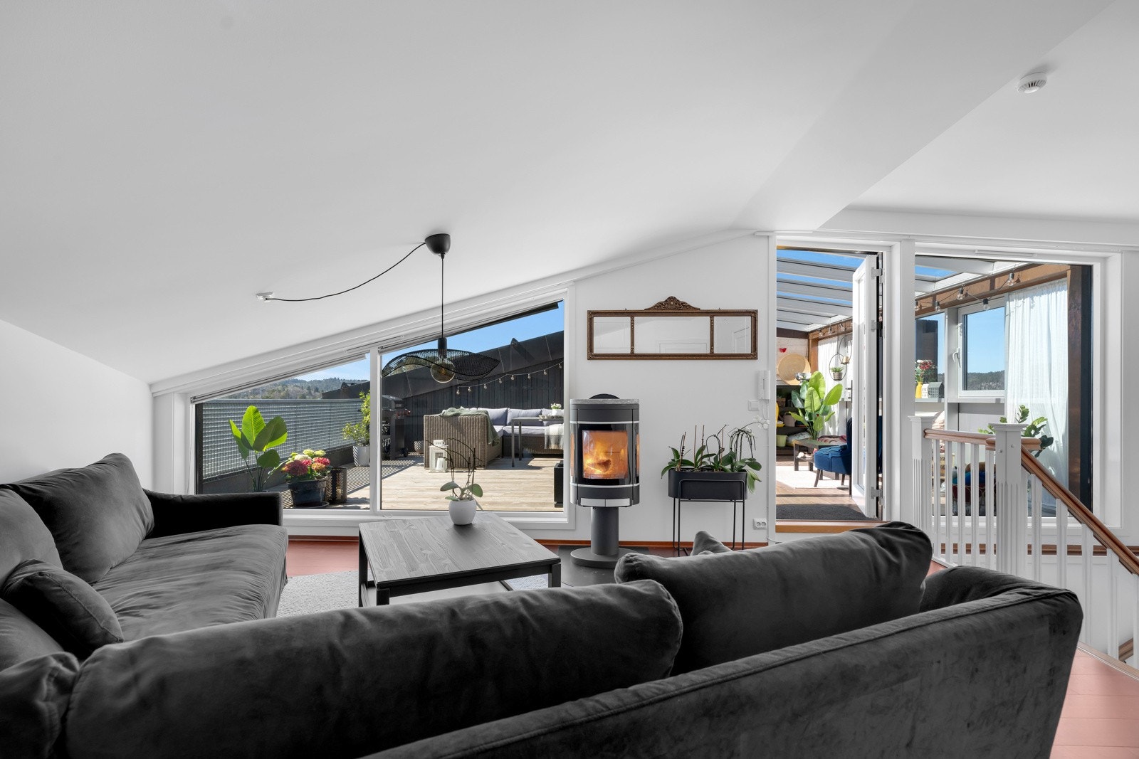Loftsetasjen består av bad, soverom og loftstue med utgang til vinterhage og takterrasse. Galleribilde