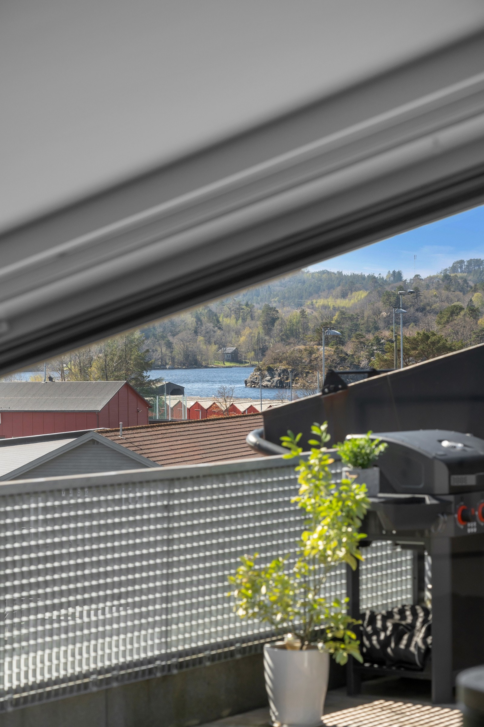 Fra vinduene i loftstuen har man også en fin utsikt. Galleribilde