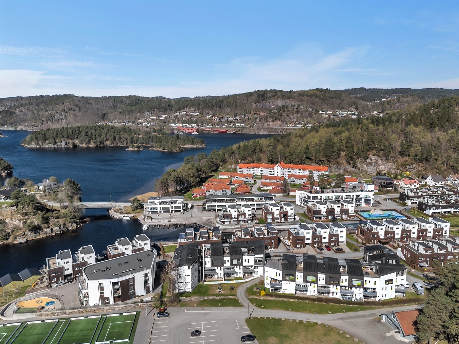 Leilighetsbygget har en flott plassering i nærhet til sjøen samtidig som Mandal sentrums fasiliteter er en kort sykkeltur unna. Galleribilde