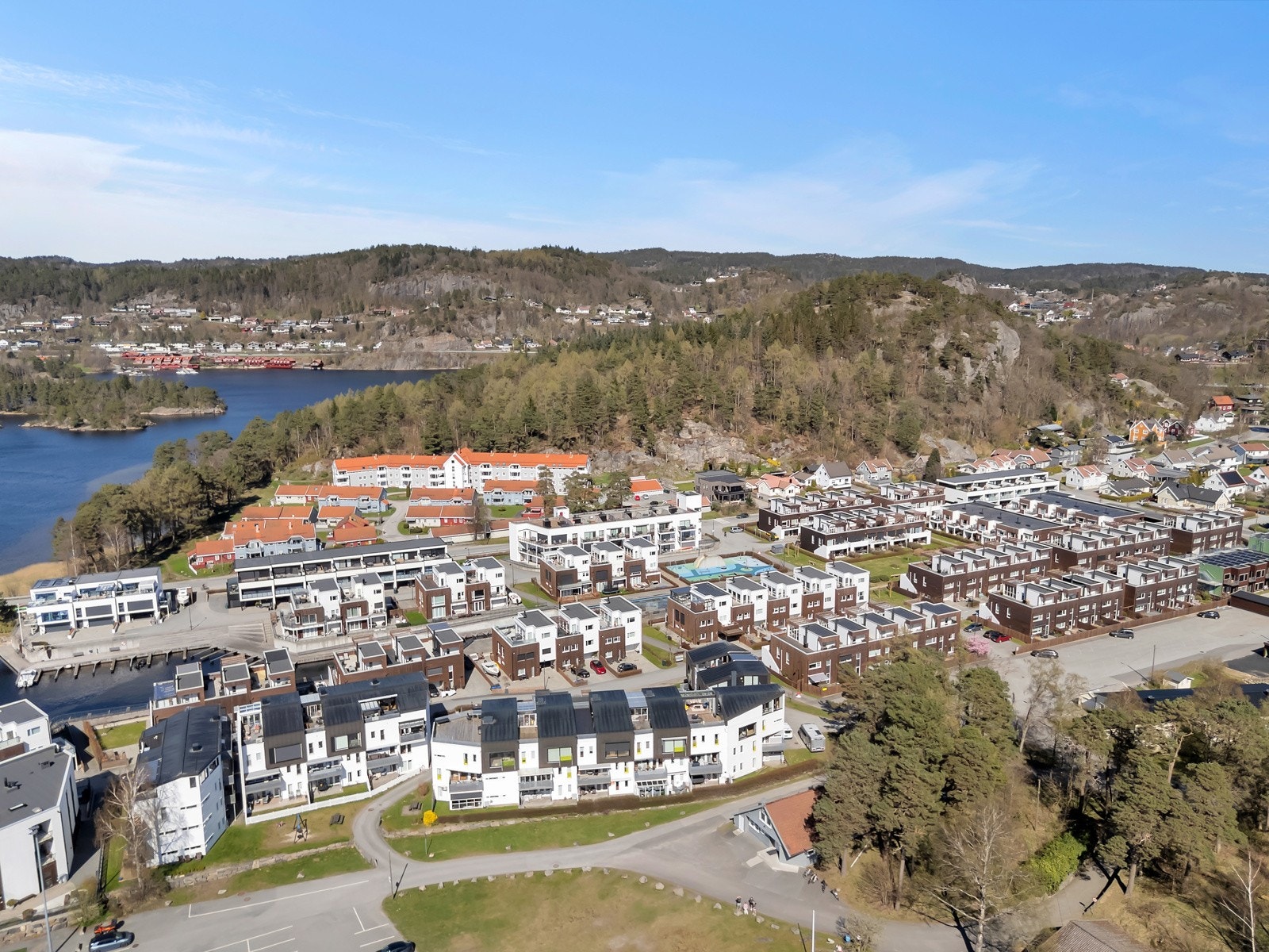 I nærområdet er det mange flotte grøntområder, lekeplasser, vannspeil og båthavn med muligheter for å leie båtplass. Galleribilde