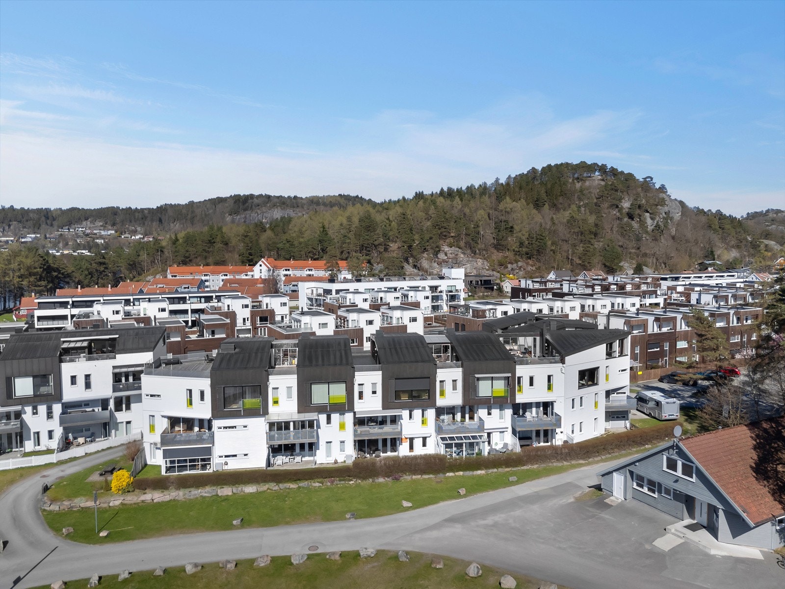 Neseveien 62 er en meget flott, oppgradert hjørneleilighet med stor solrik takterrasse beliggende i et populært område med gangavstand til de fleste fasiliteter. Galleribilde