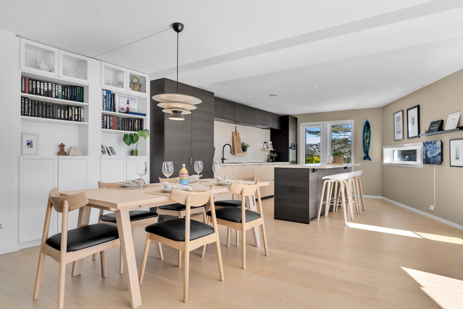 I kjøkkendelen er det god plass til langbord. Galleribilde